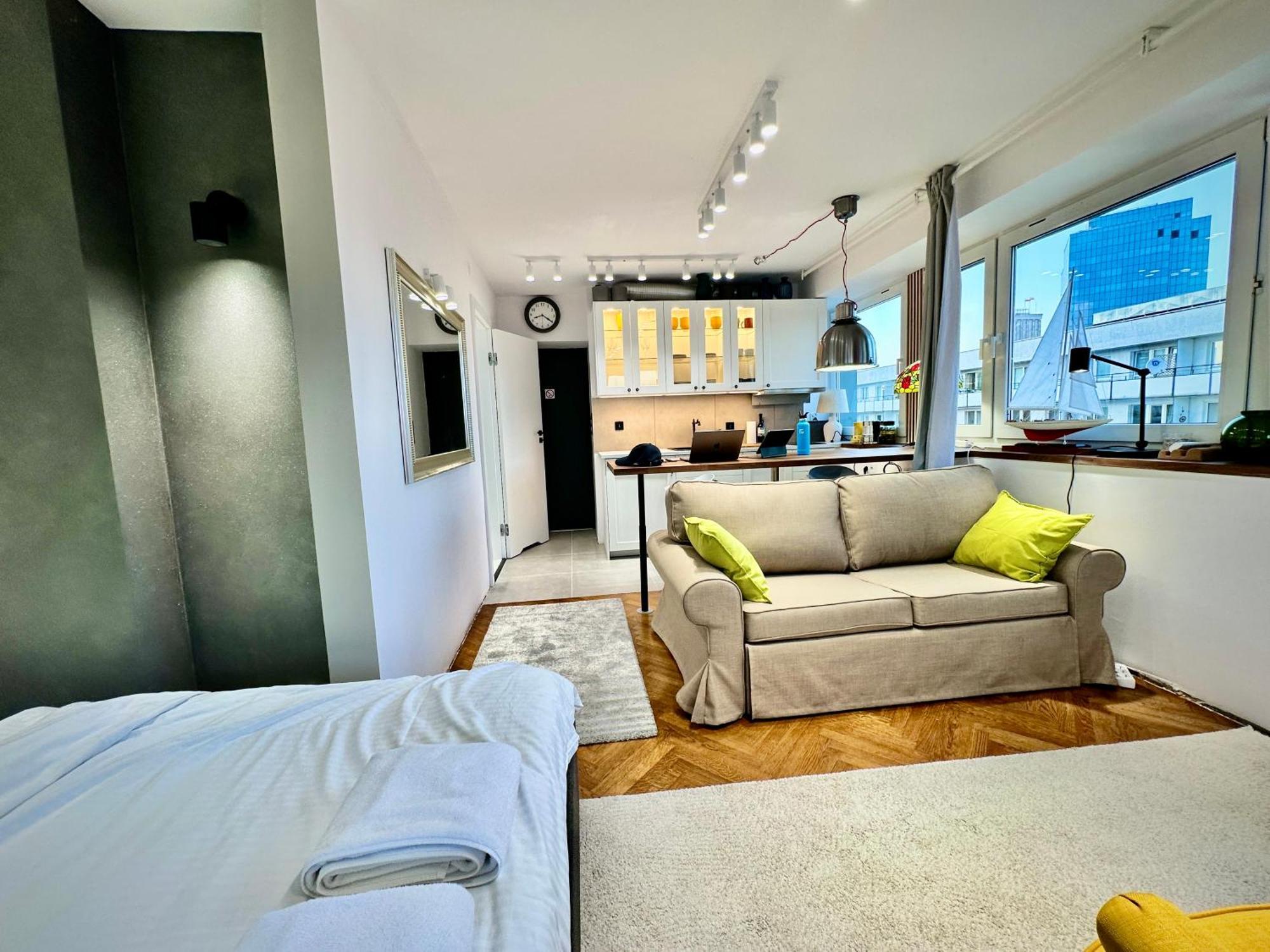 Apartment Silver Aircondition Wifi 1gbs 85'tv Netflix Warsaw