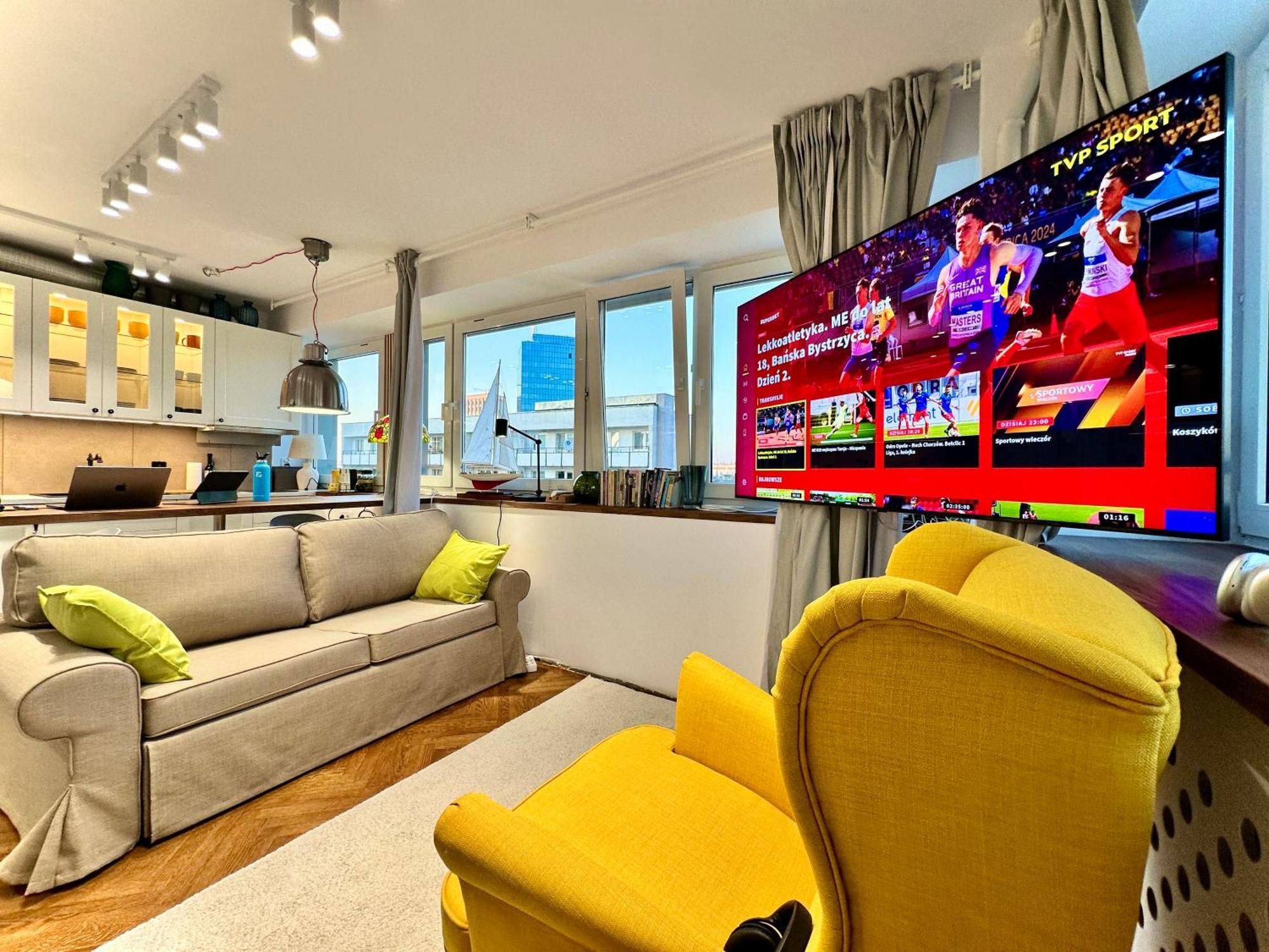 Silver Aircondition Wifi 1gbs 85'tv Netflix Warsaw