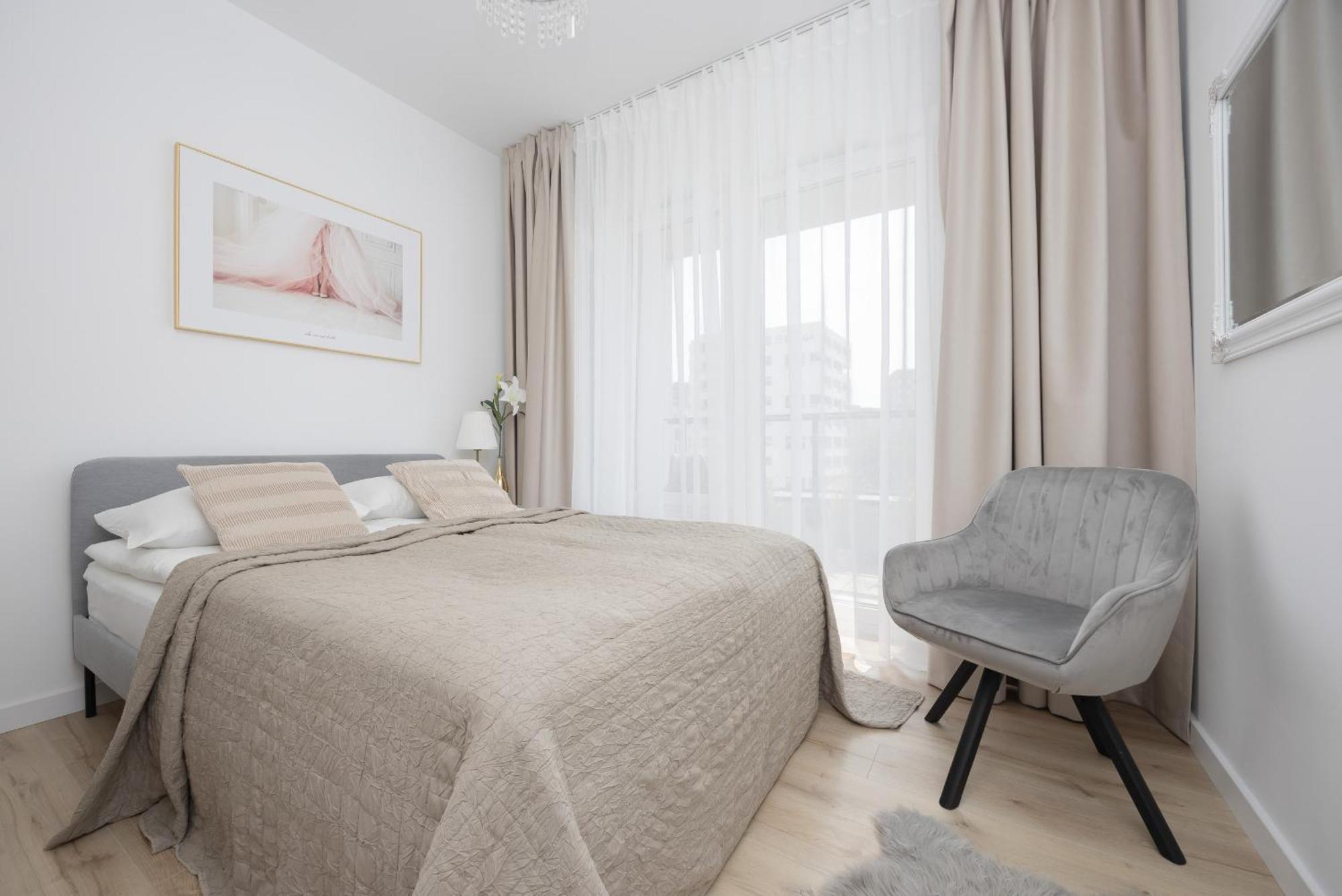 Metro Targowek One Bedroom For 4 With Furnished Balcony By Renters Apartament *