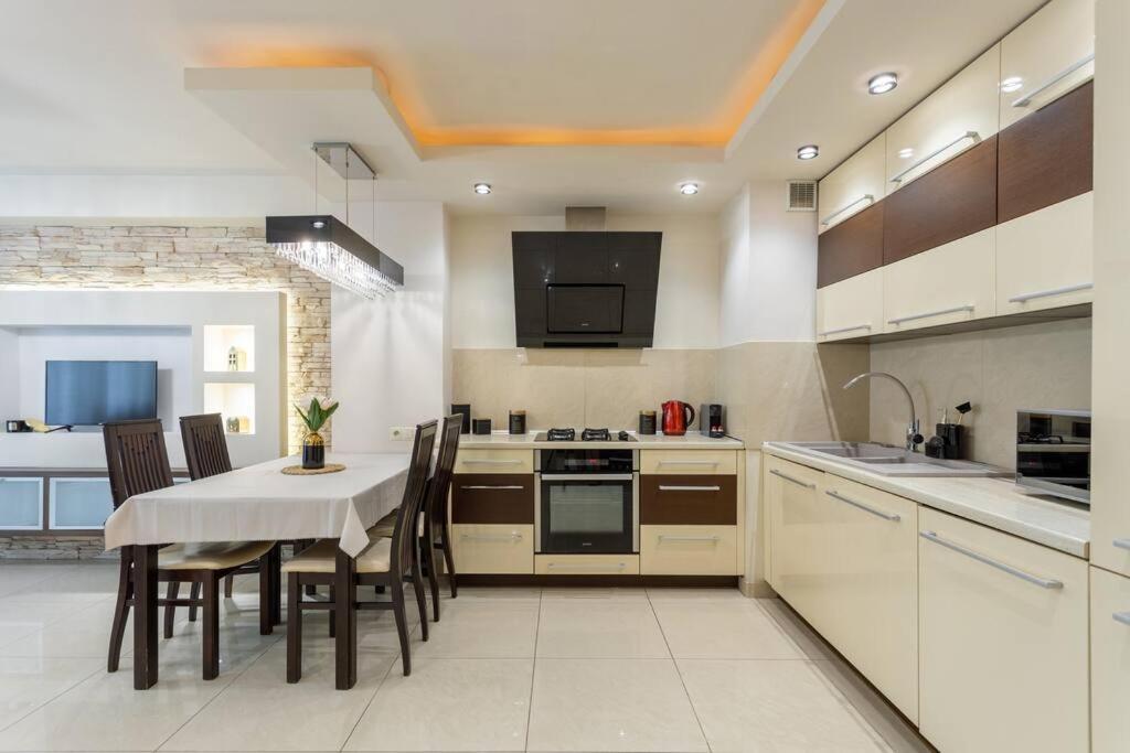 Close-urban Chic - One Bedroom -luxury - Grzybowska 5 Warsaw