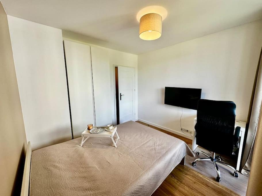 Manhattan Place & Movie Projector Apartment *