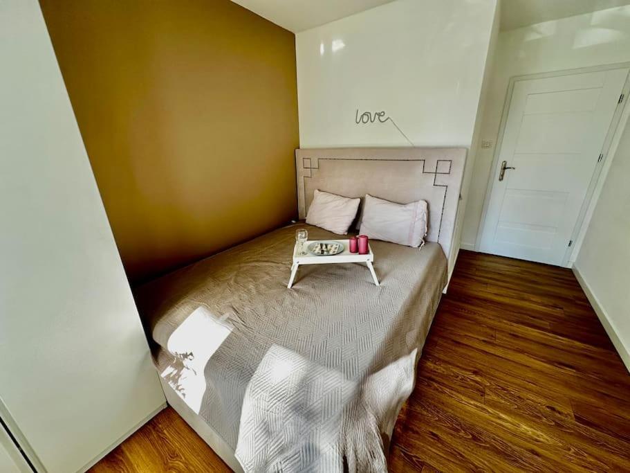 Apartment Manhattan Place & Movie Projector *
