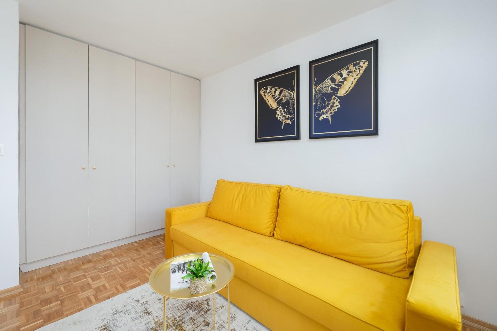 Ludna Overlooking The Center By The Vistula River By Renters * Warszawa