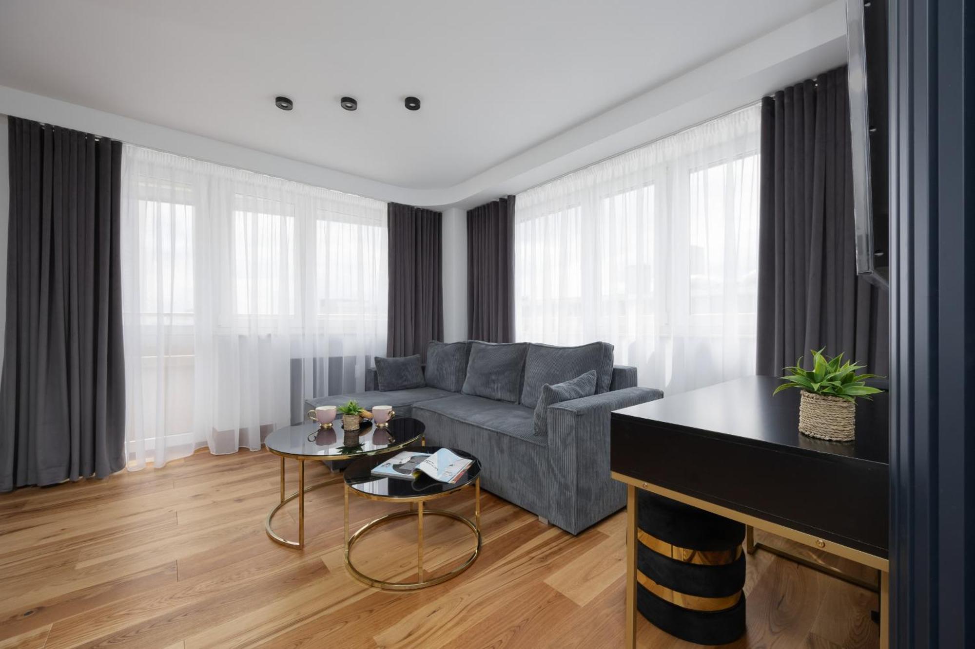 Center Elegant With View By Renters Apartment