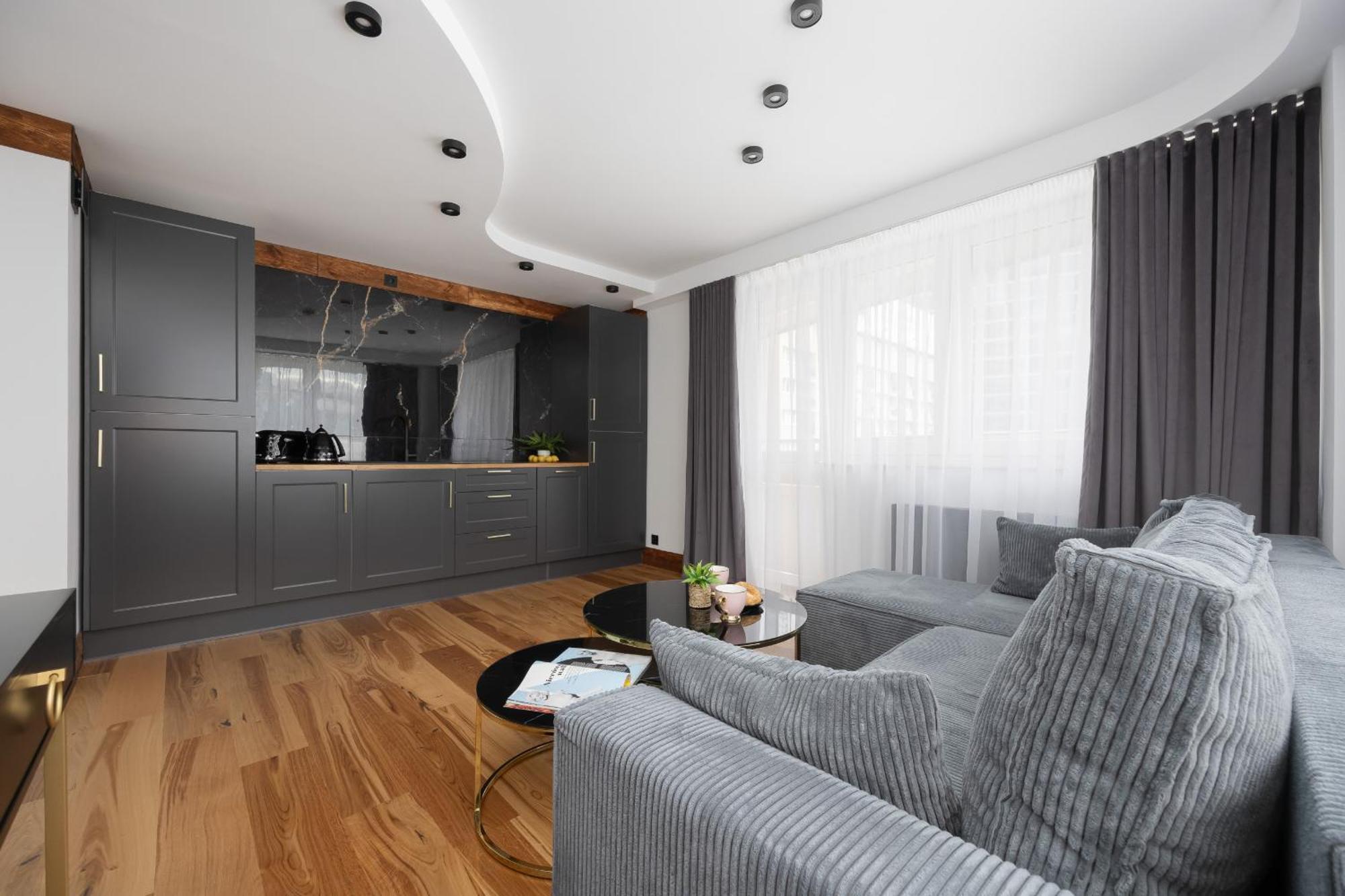 Center Elegant With View By Renters Apartment *