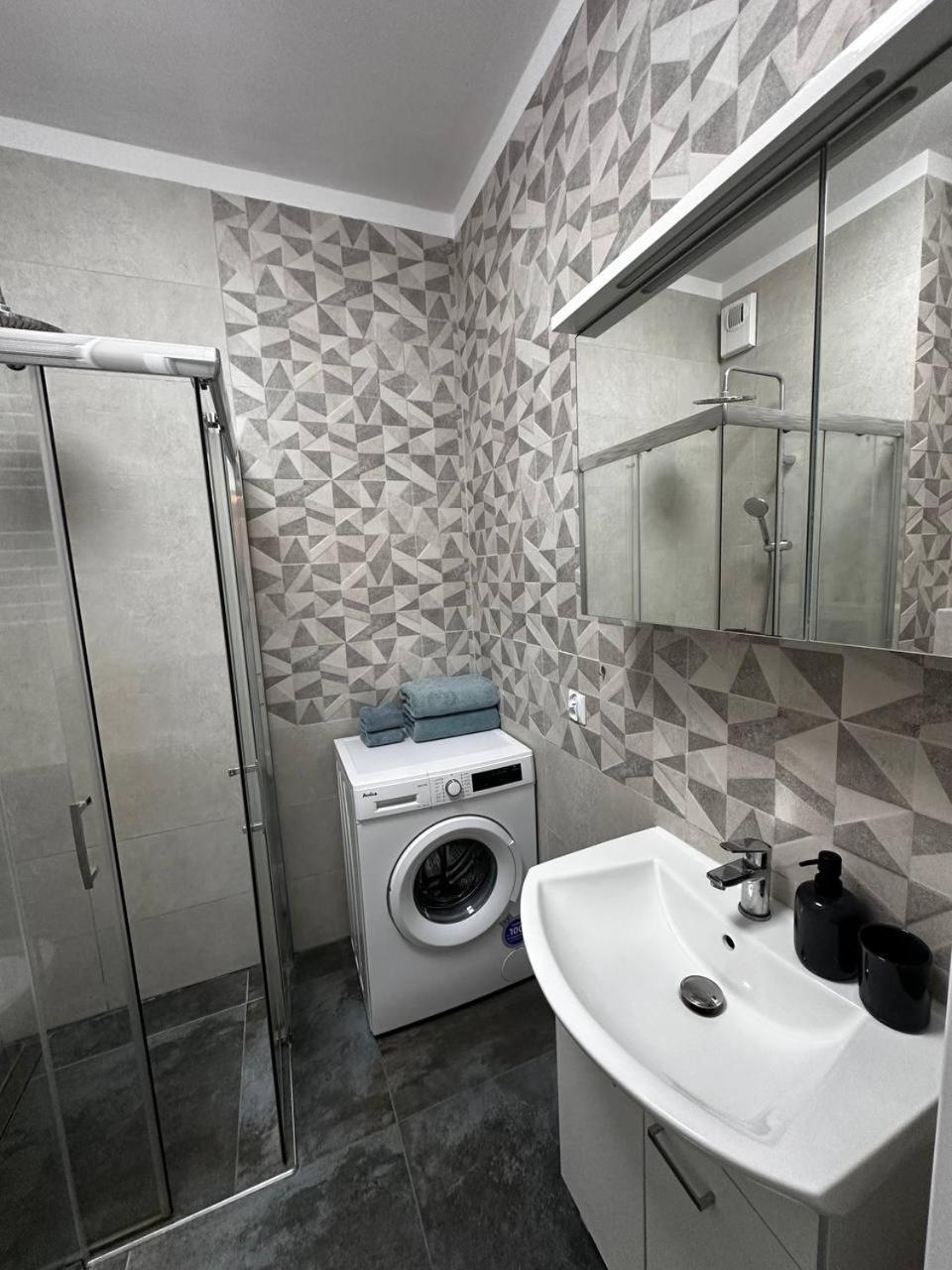 Blisko Dworca Zachodnia, Miejsce Parkingowe W Cenie Apartament