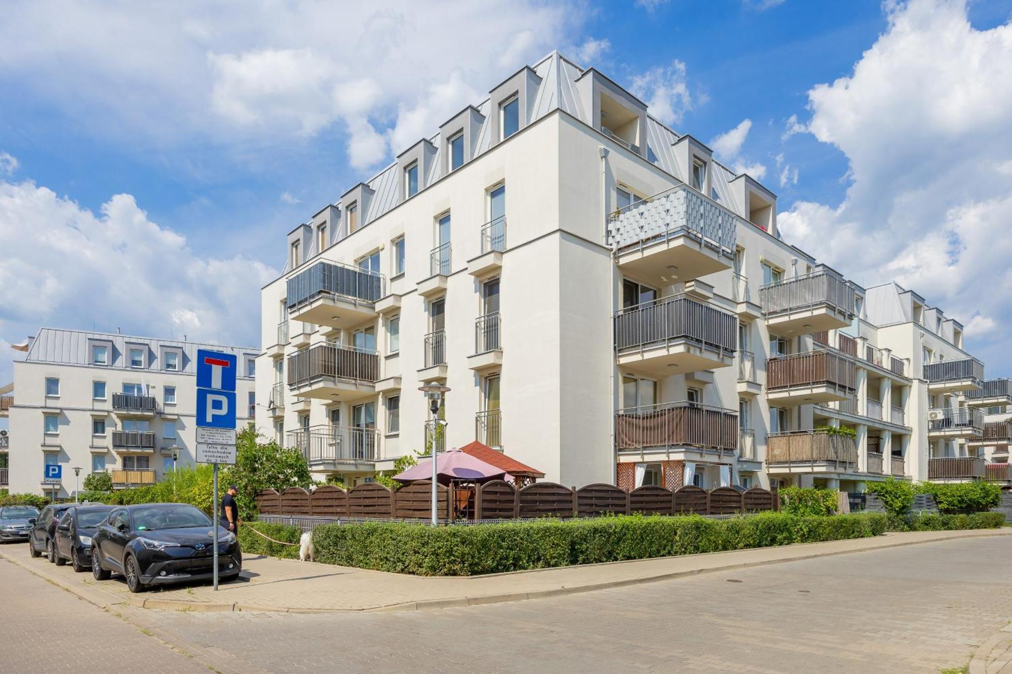 Exceptional With Parking And Garden By Renters