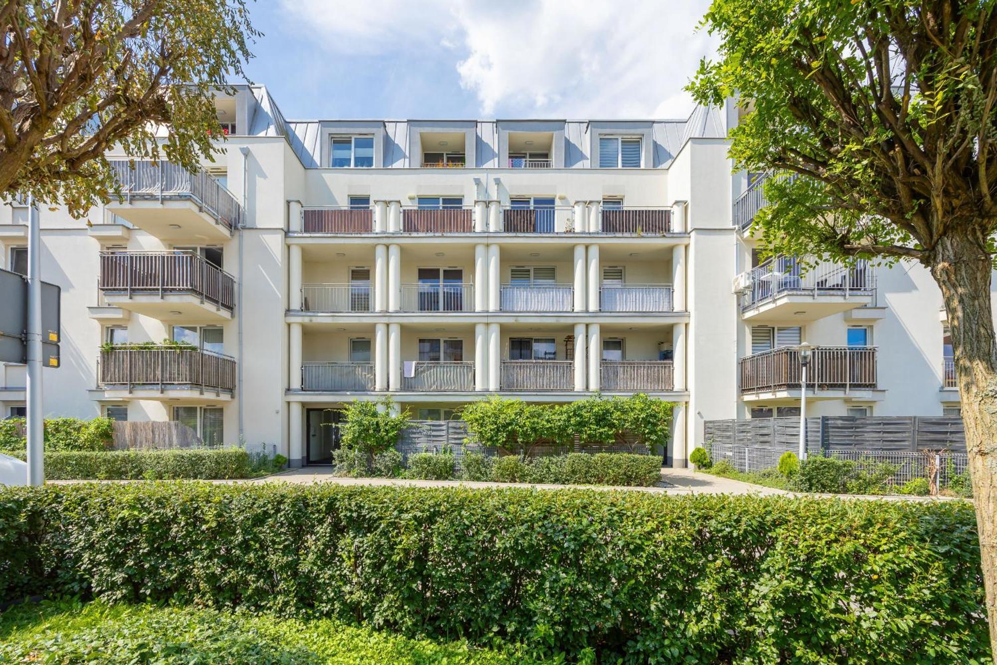 Exceptional With Parking And Garden By Renters Apartament