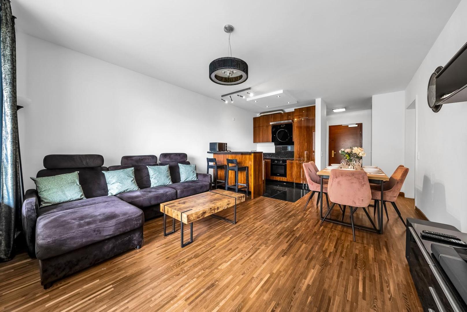 Apartment Center Business - Parking And Balcony - By Rentujemy