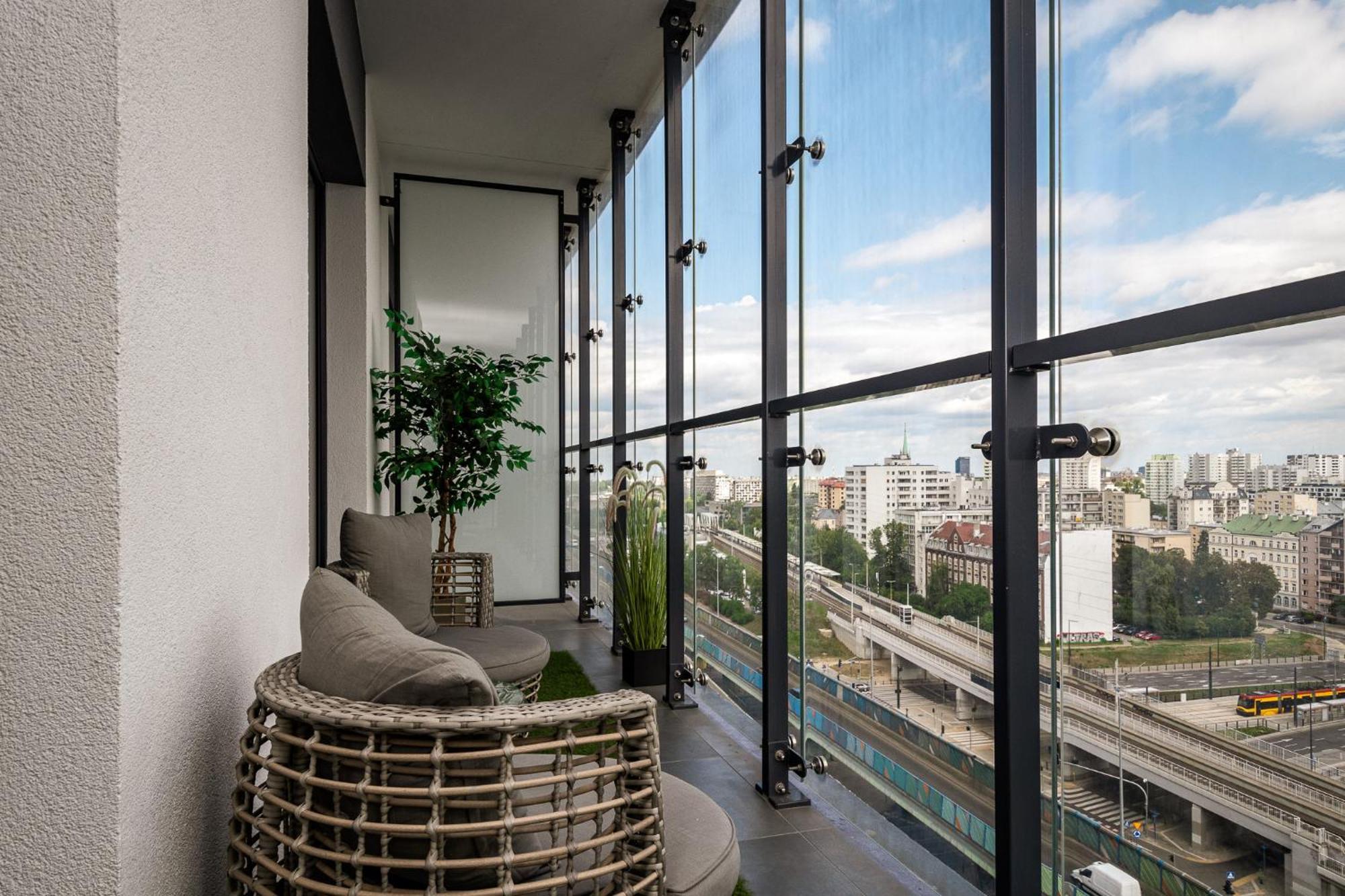 Wola Tower Deluxe Separate Bedroom With Free Garage - By Perfect Apartamento