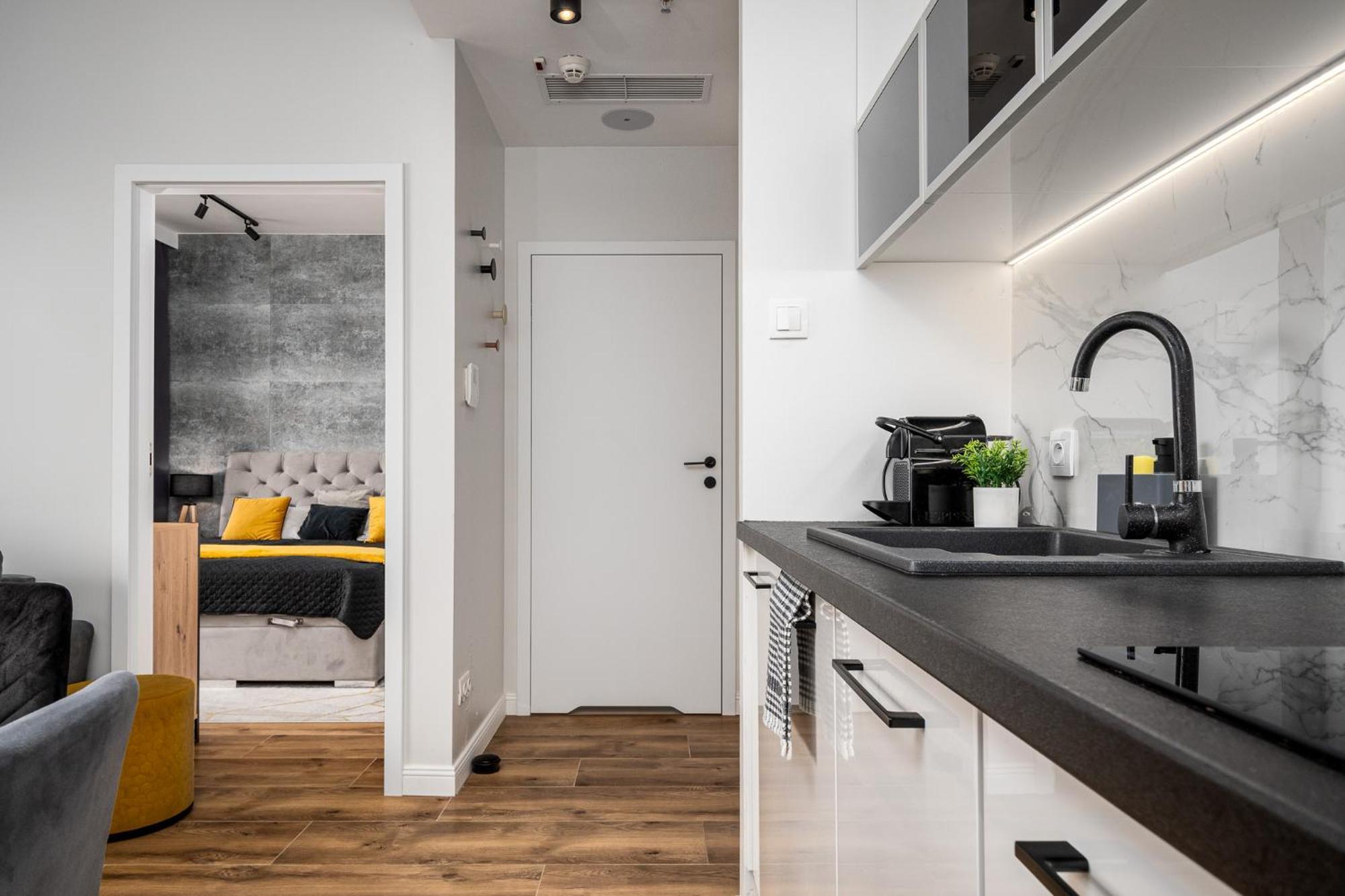 Apartamento Wola Tower Deluxe Separate Bedroom With Free Garage - By Perfect Varsóvia