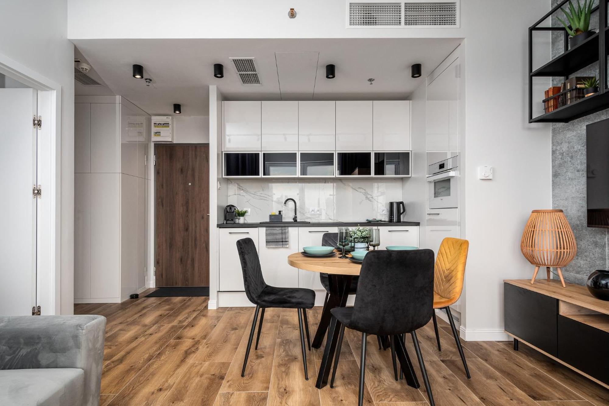 Wola Tower Deluxe Separate Bedroom With Free Garage - By Perfect *