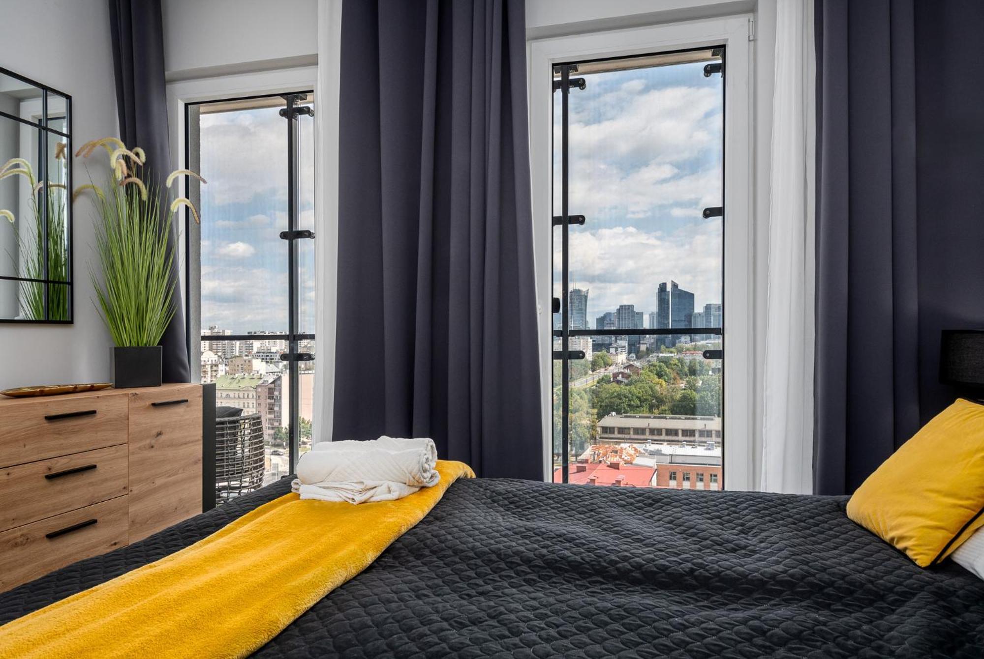 Wola Tower Deluxe Separate Bedroom With Free Garage - By Perfect