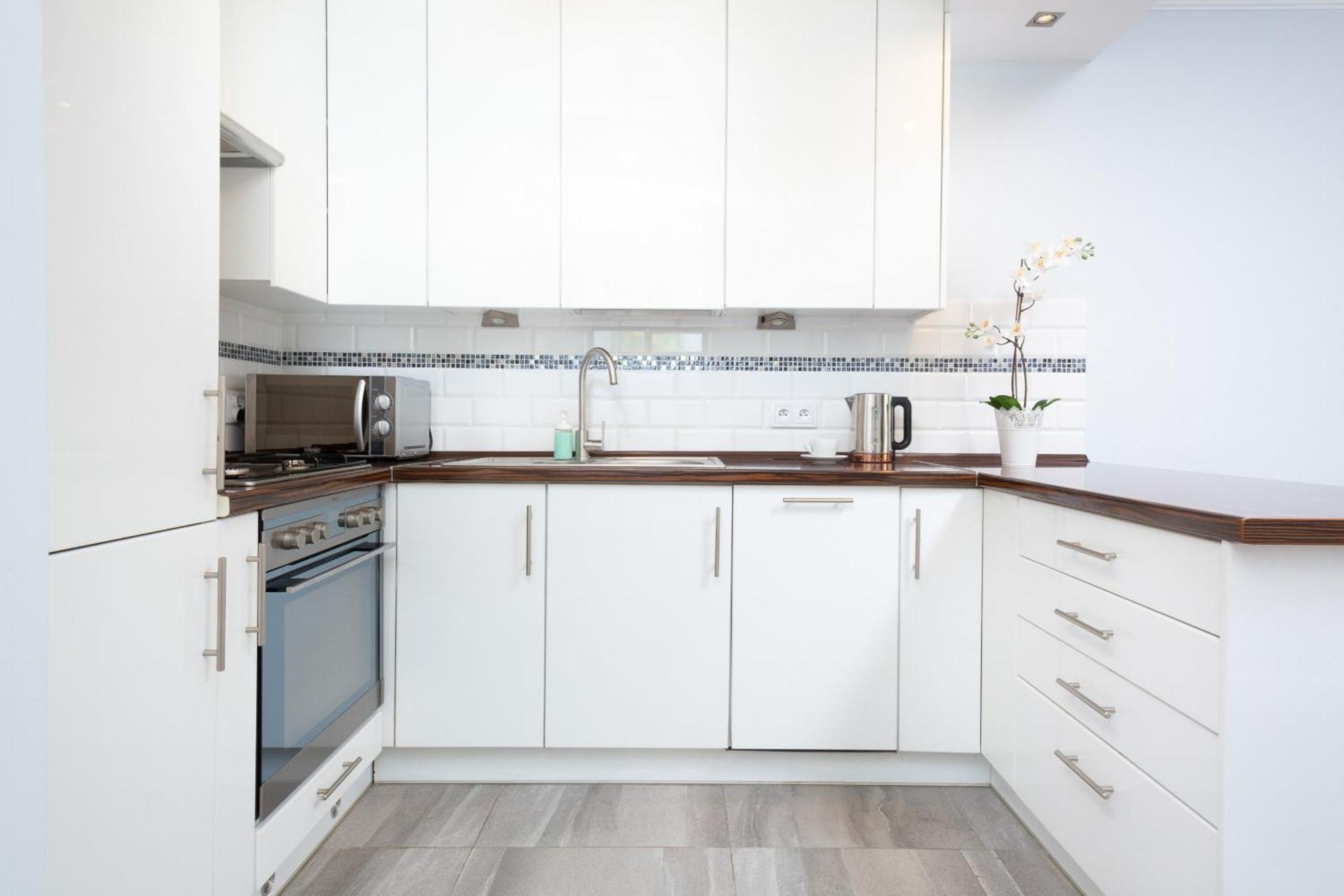 Apartment Modern Pereca Close To Metro Rondo Onz By Renters