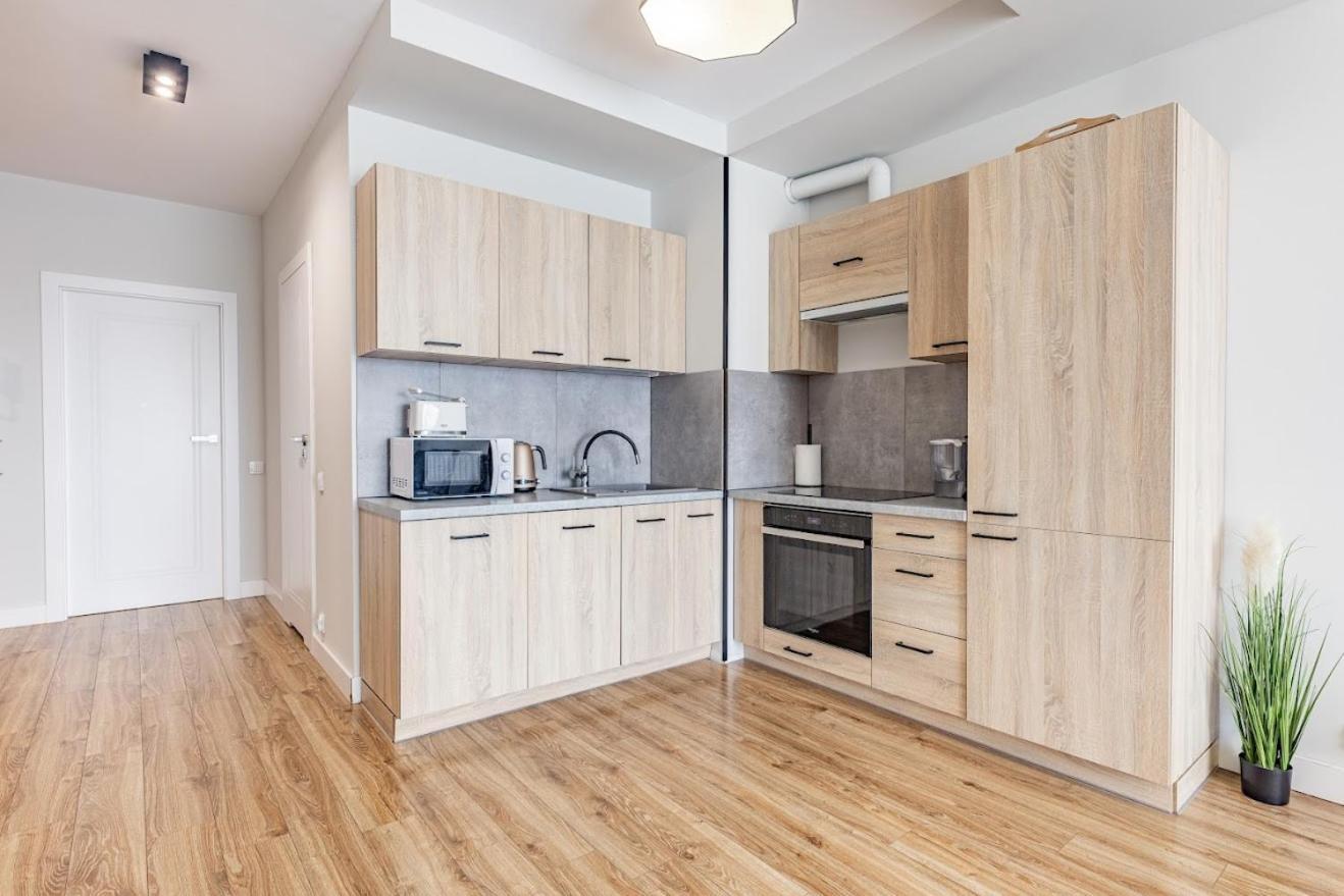 Z Parkingiem, Obok Metra. Apartment