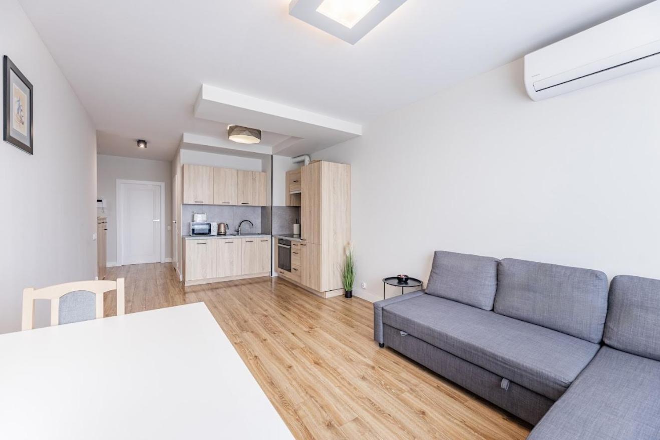 Apartment Z Parkingiem, Obok Metra.