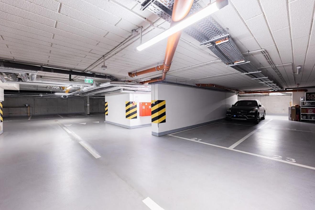 Z Parkingiem, Obok Metra.