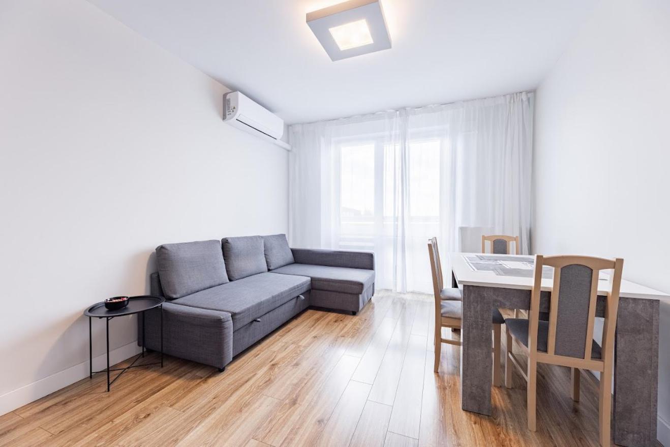 Apartment Z Parkingiem, Obok Metra.