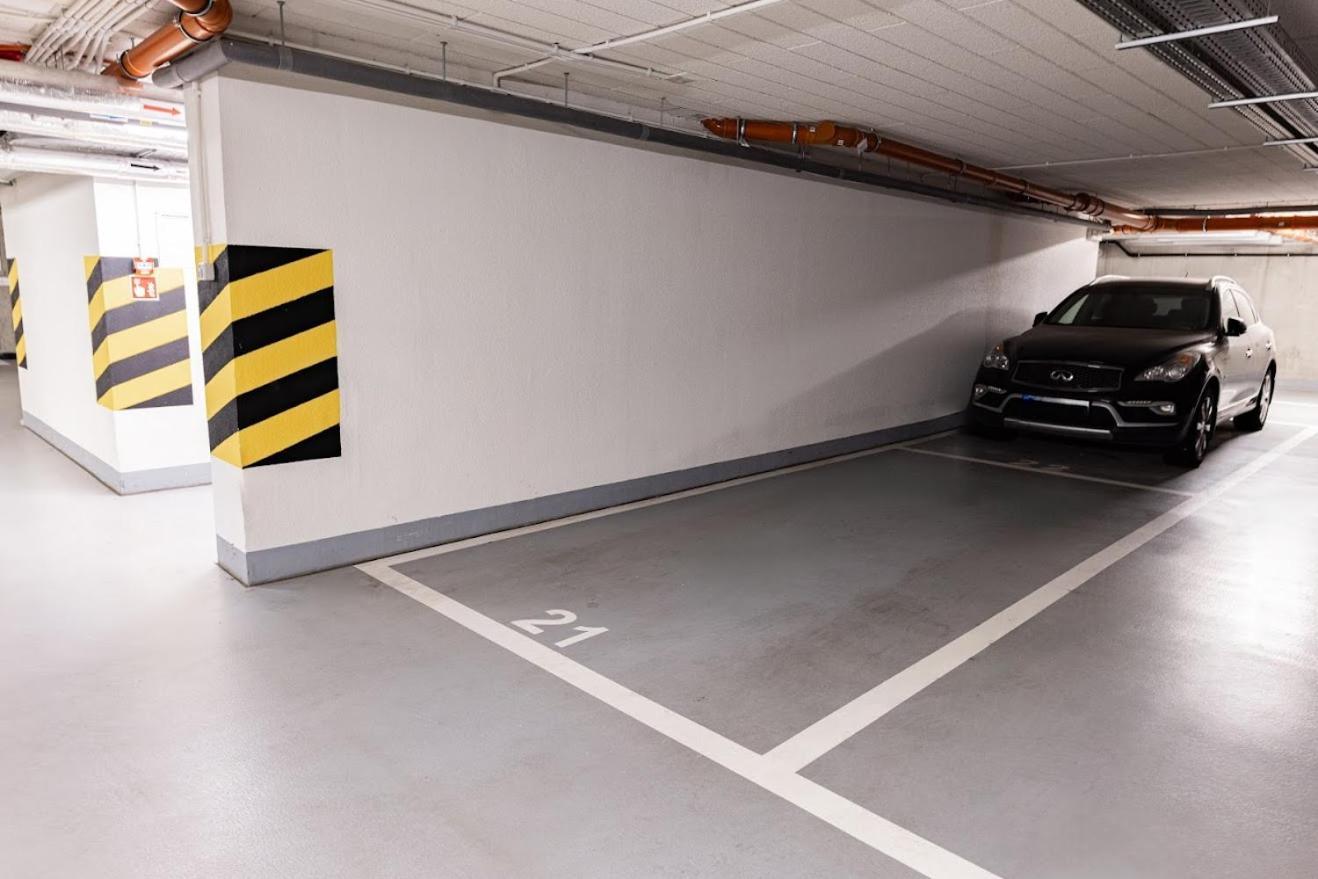 Z Parkingiem, Obok Metra.