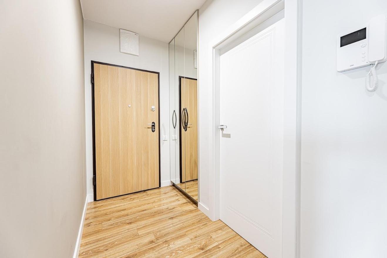 Apartment Z Parkingiem, Obok Metra. *