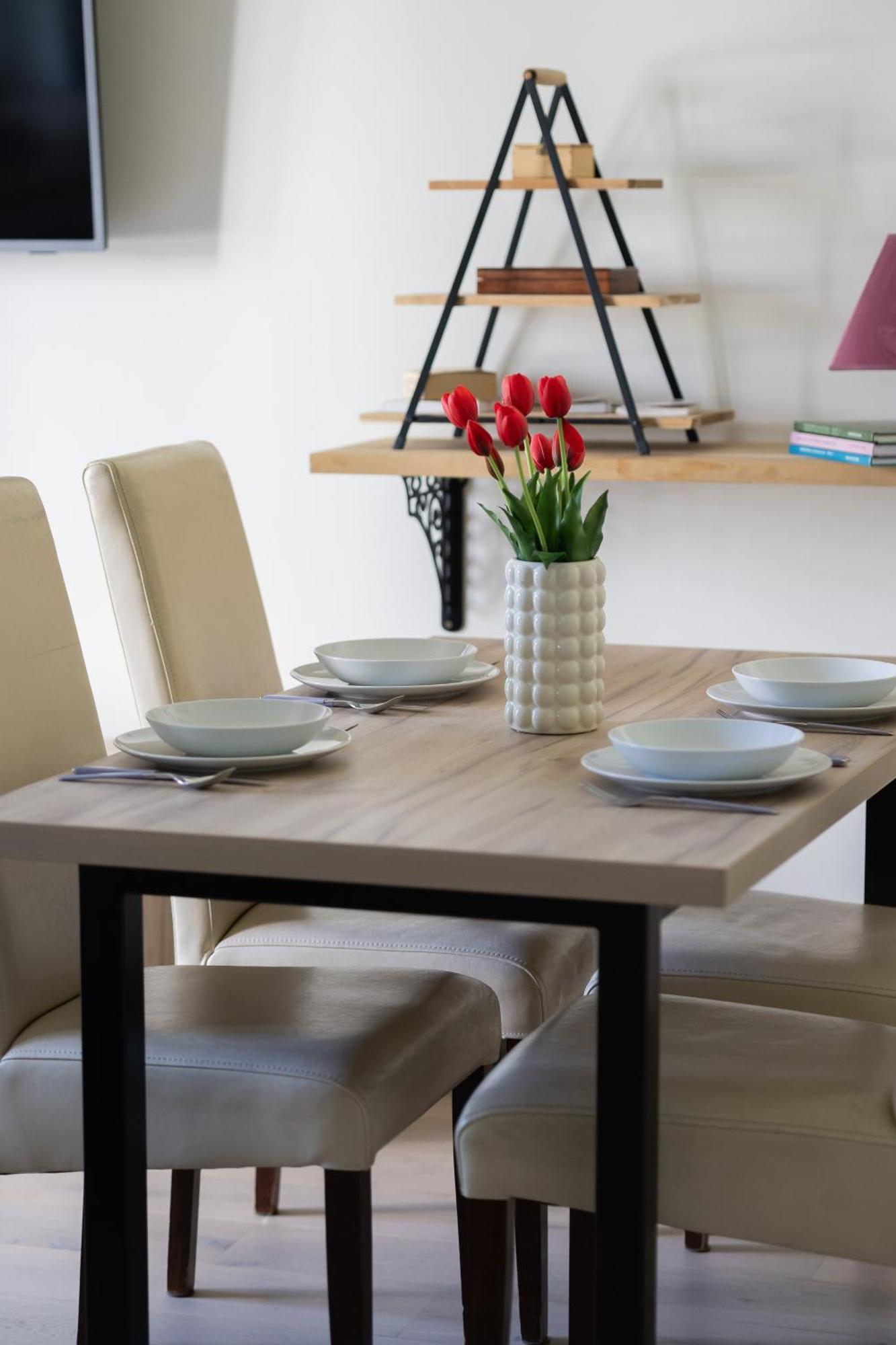 Căn hộ Beautiful With Terrace, Garden And Parking Close To The Airport In By Renters Warsaw