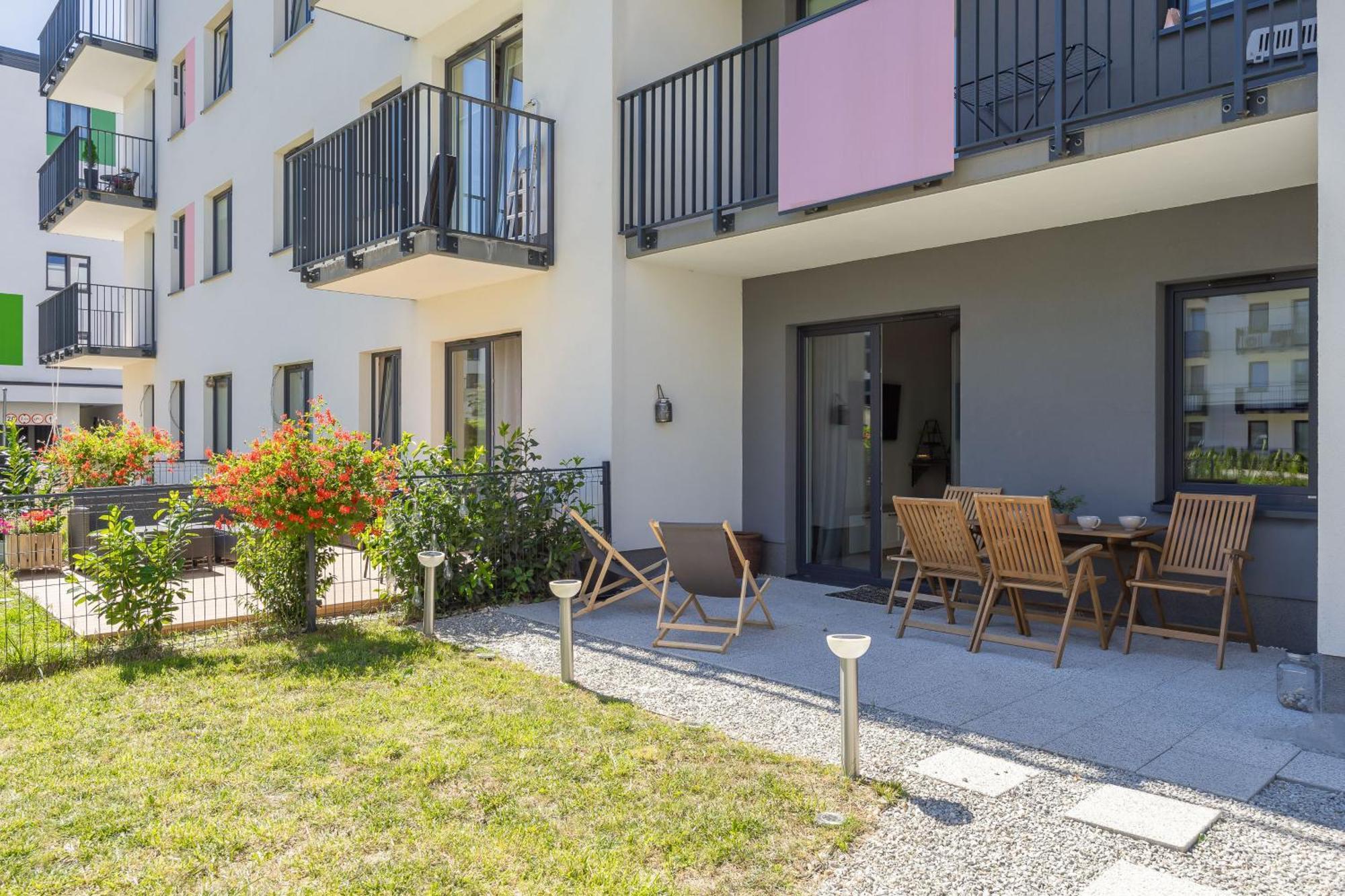 Beautiful With Terrace, Garden And Parking Close To The Airport In By Renters * Warsaw
