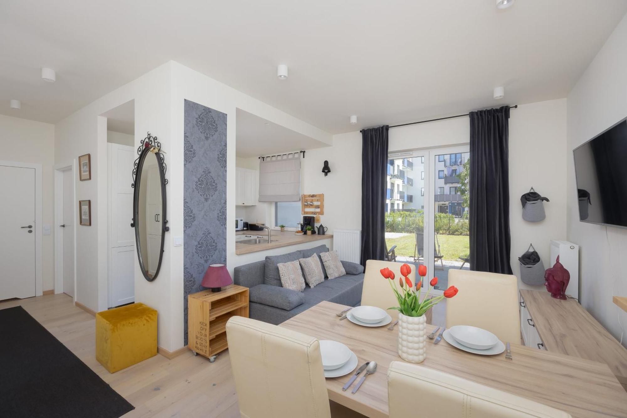 Beautiful With Terrace, Garden And Parking Close To The Airport In By Renters Warsaw