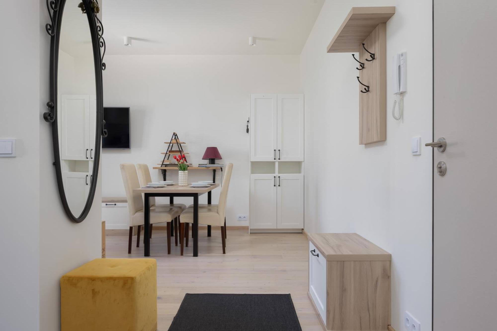 Beautiful With Terrace, Garden And Parking Close To The Airport In By Renters * Warsaw