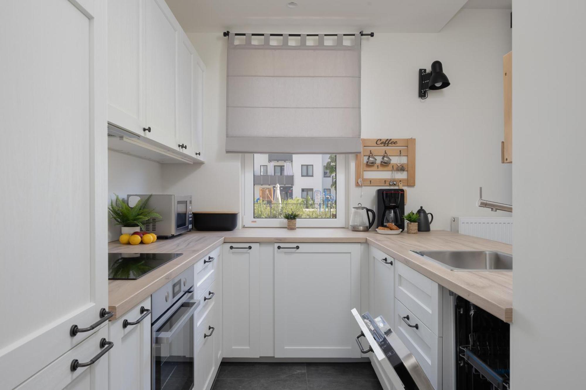 Beautiful With Terrace, Garden And Parking Close To The Airport In By Renters