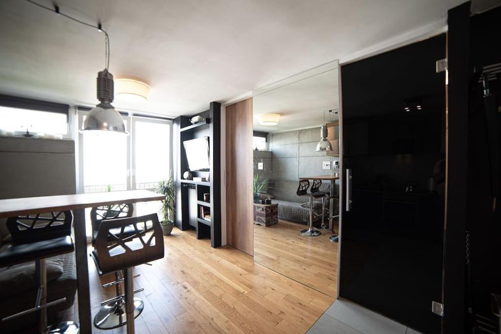 The Glade Of Dreams - Netflix, Sony Ps5 Apartment Warsaw