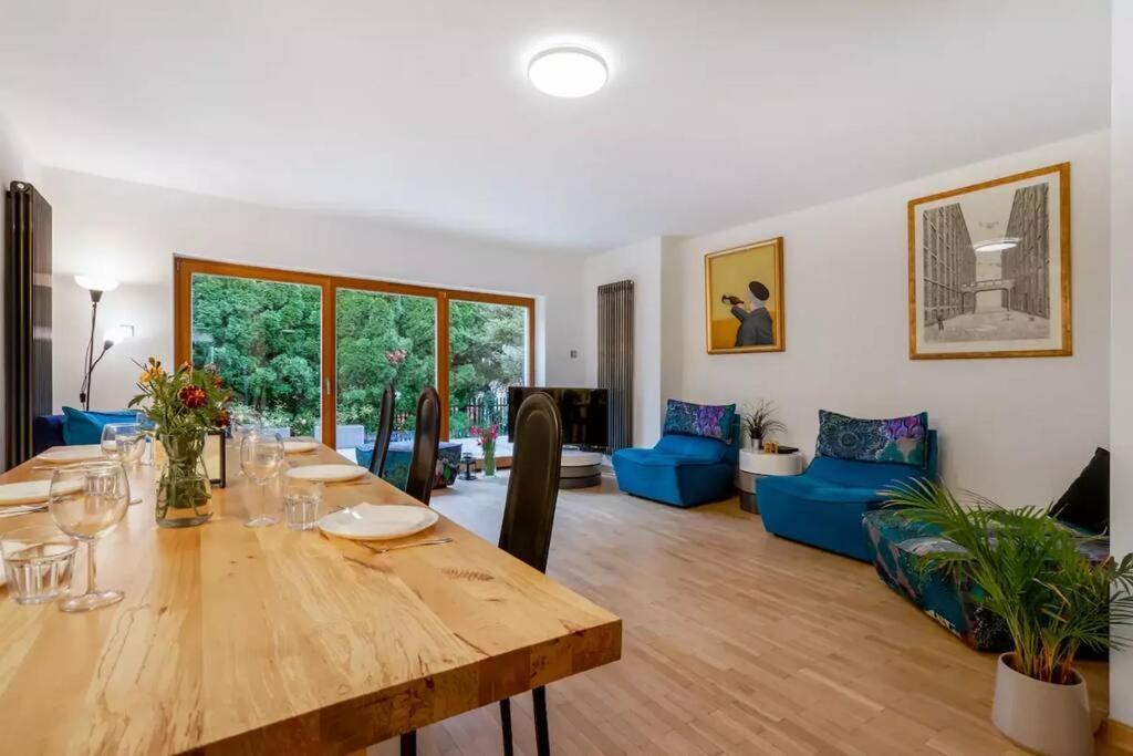Cozy With 6 Bedrooms Apartment *