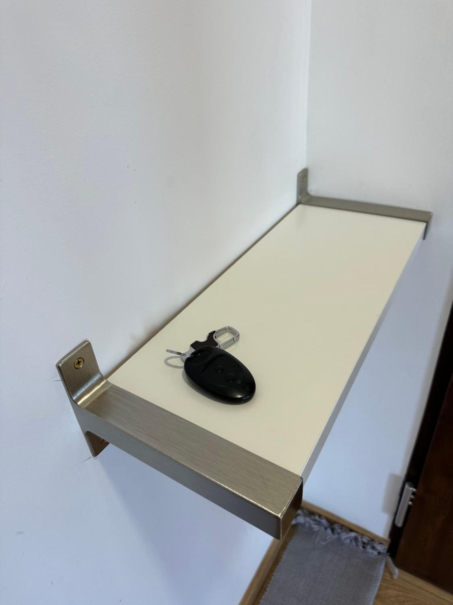 Sunny & Private Parking Apartment