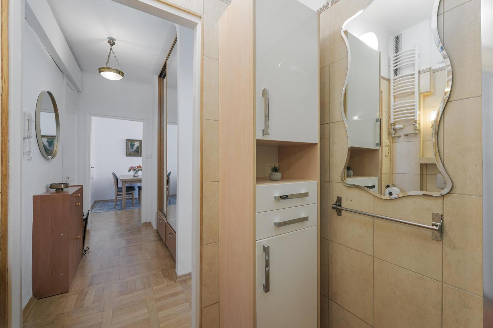 Luxury In Cozy Spacious Near Heart Of