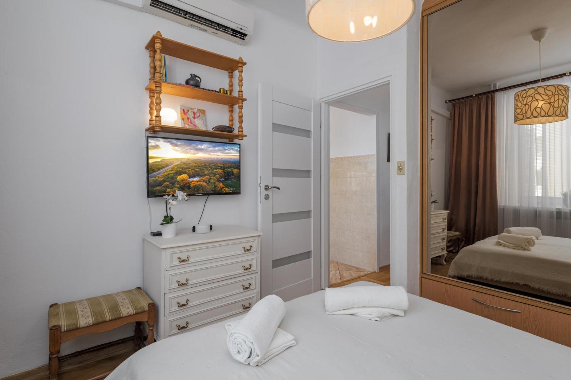 Luxury In Cozy Spacious Near Heart Of Apartment