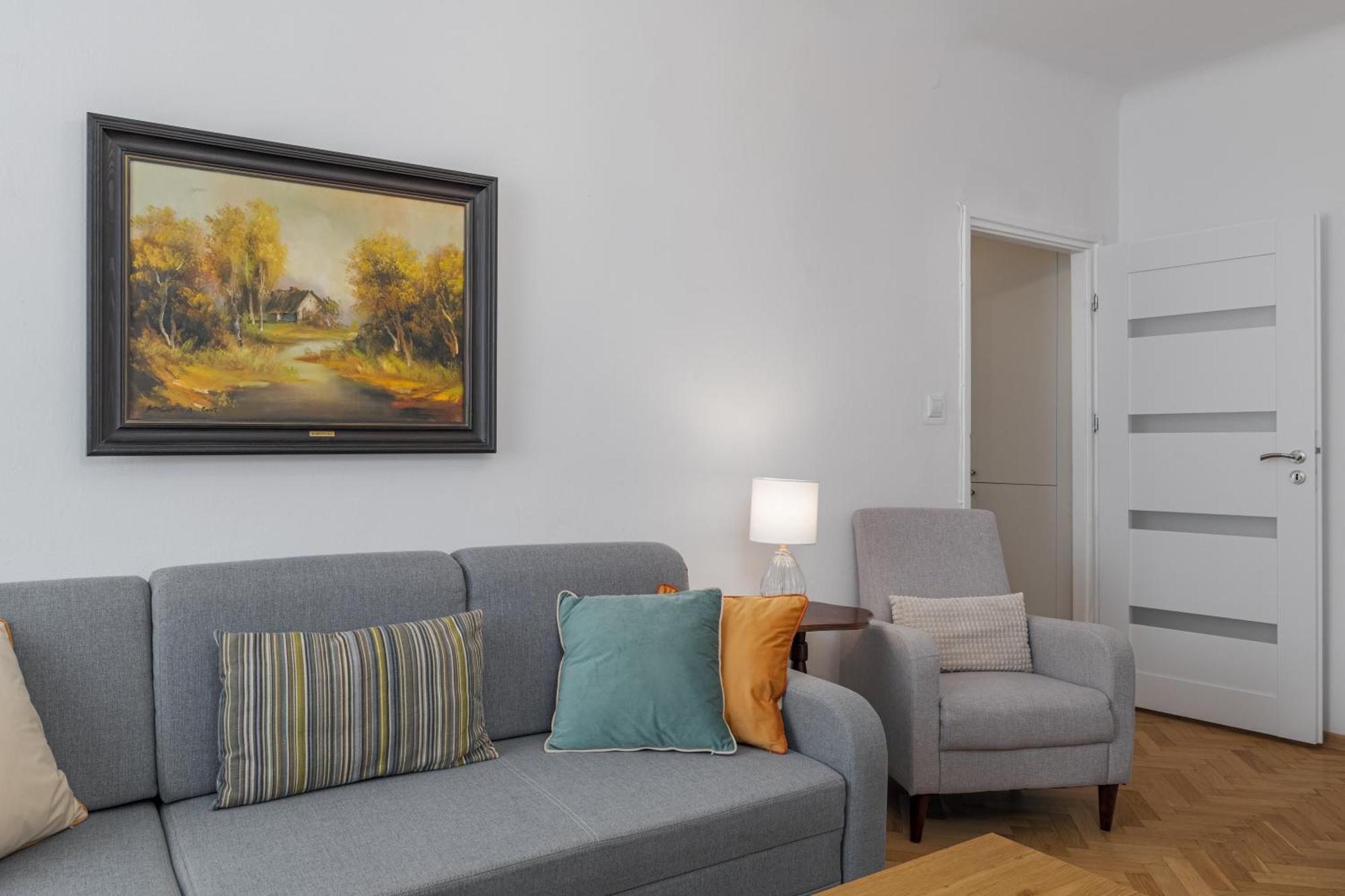Luxury In Cozy Spacious Near Heart Of Apartment *