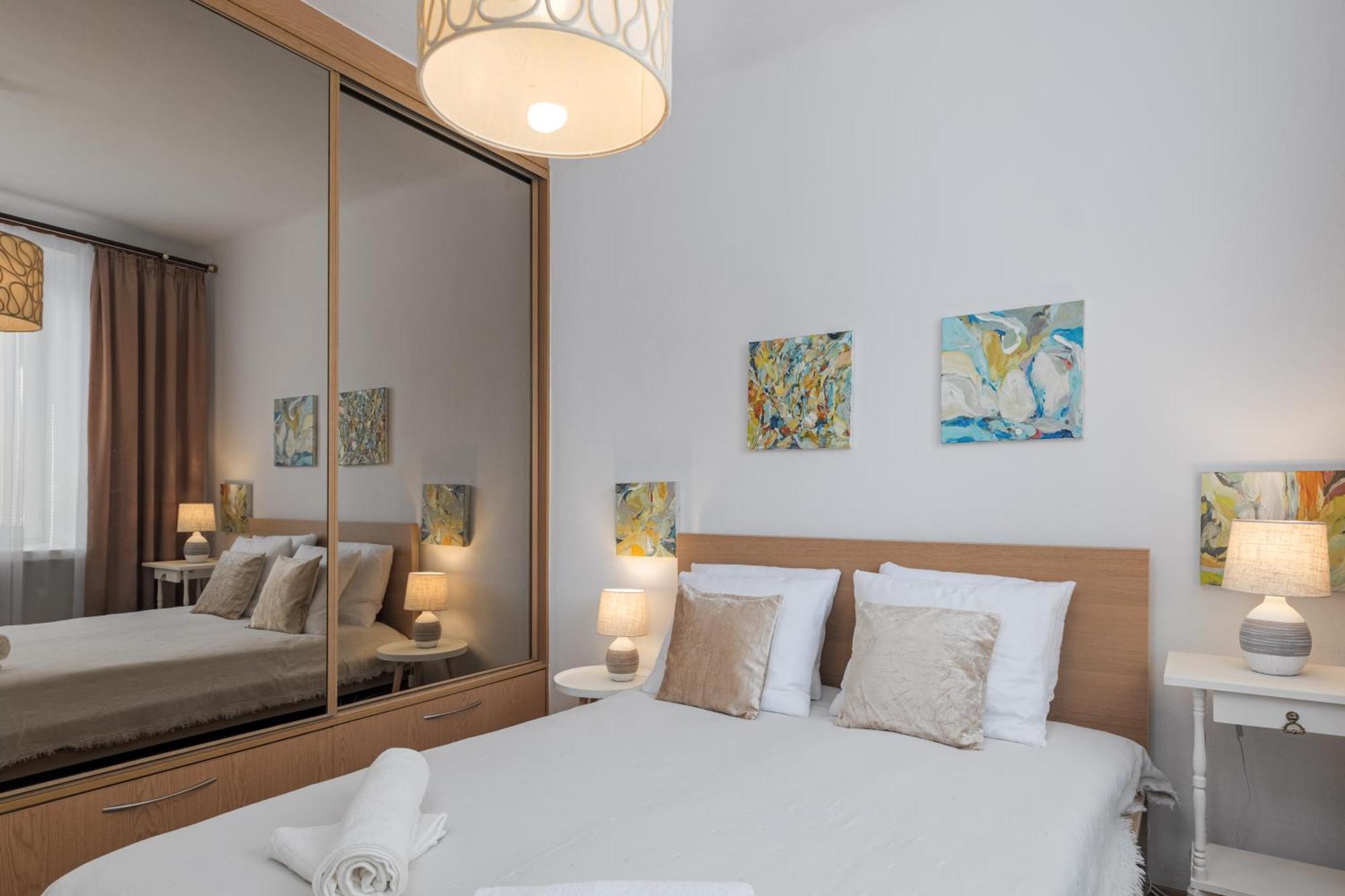 Apartment Luxury In Cozy Spacious Near Heart Of *