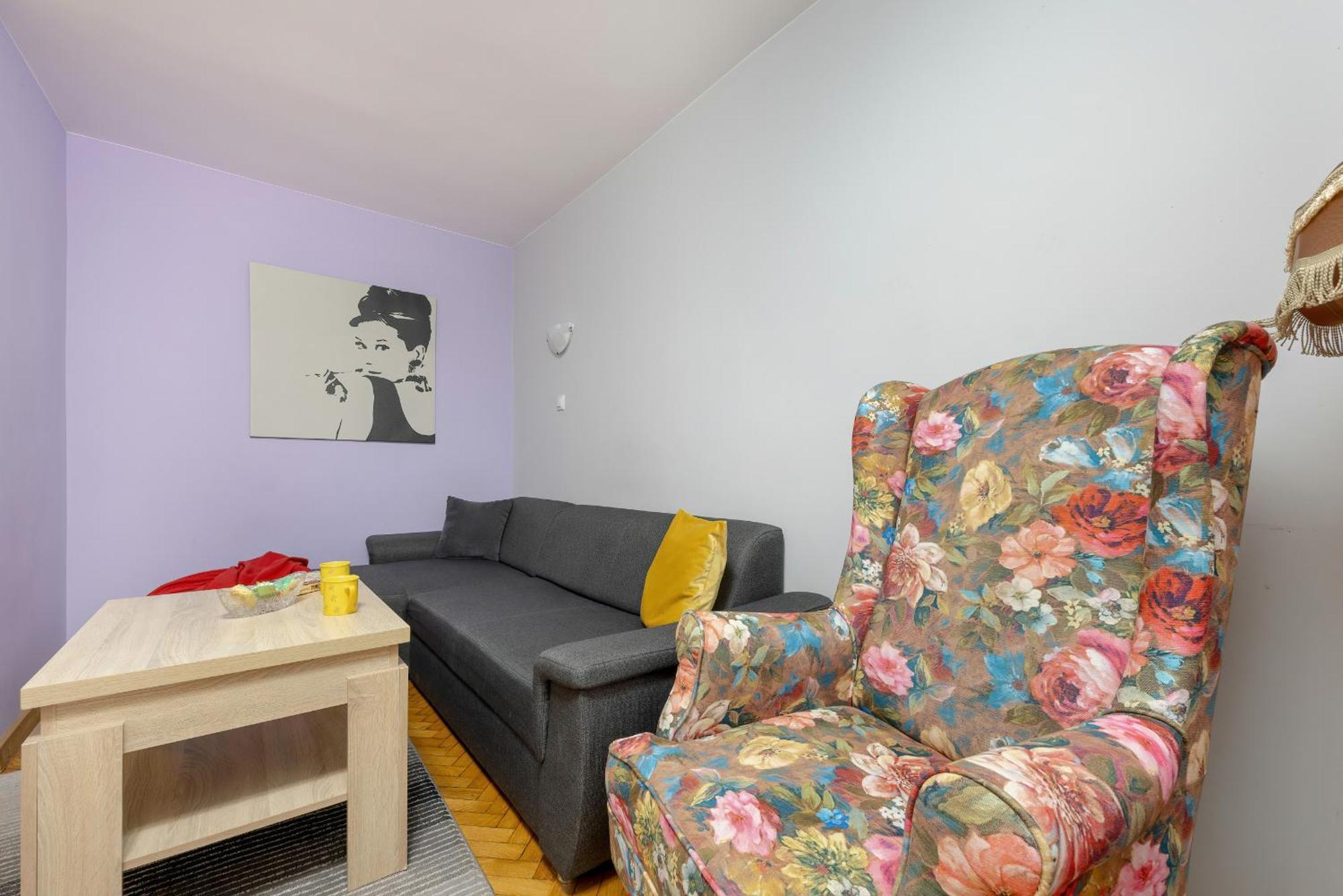 Spacious & Bright In Solec By Renters