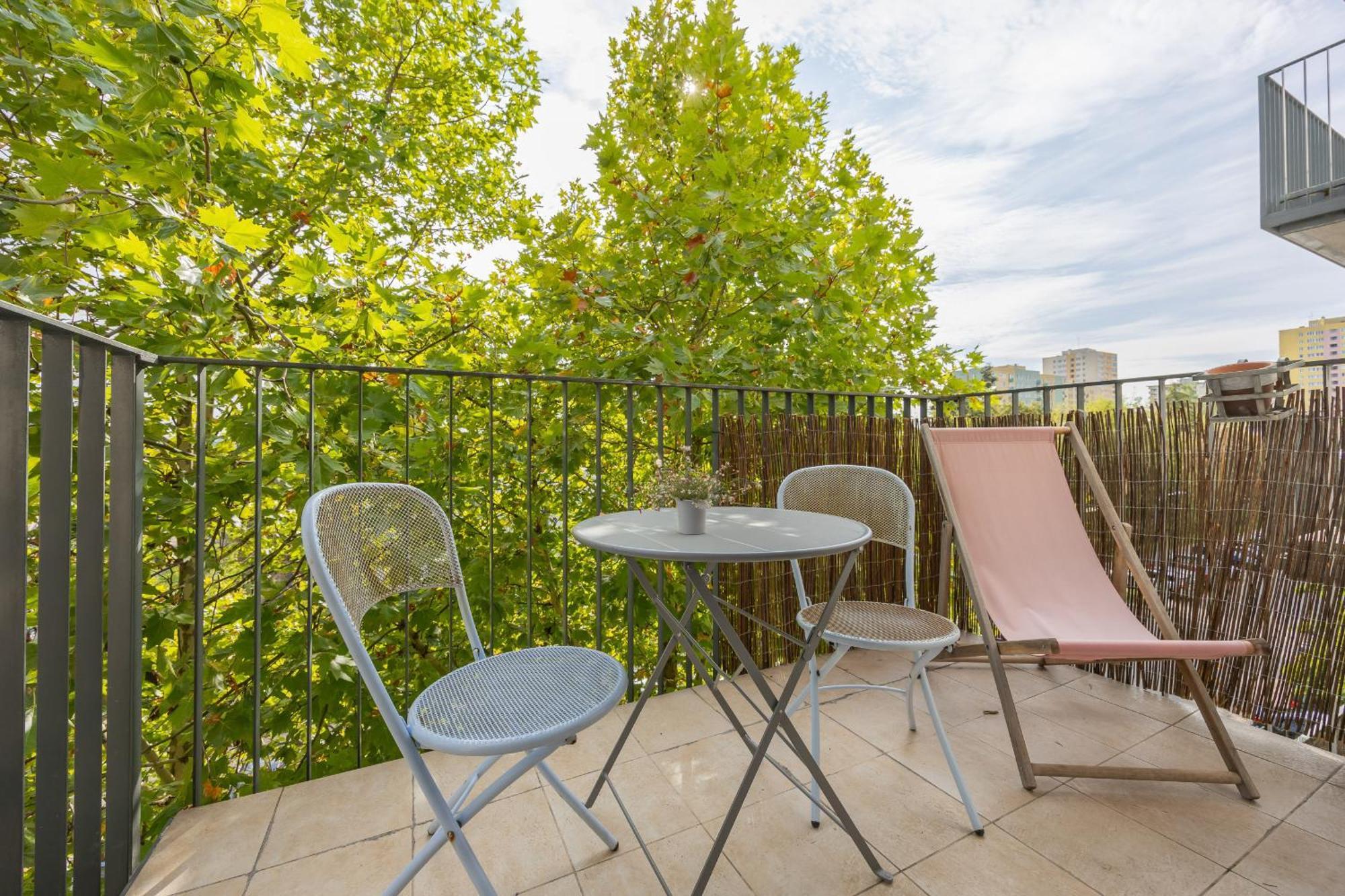 Charming With Parking By Renters Apartment