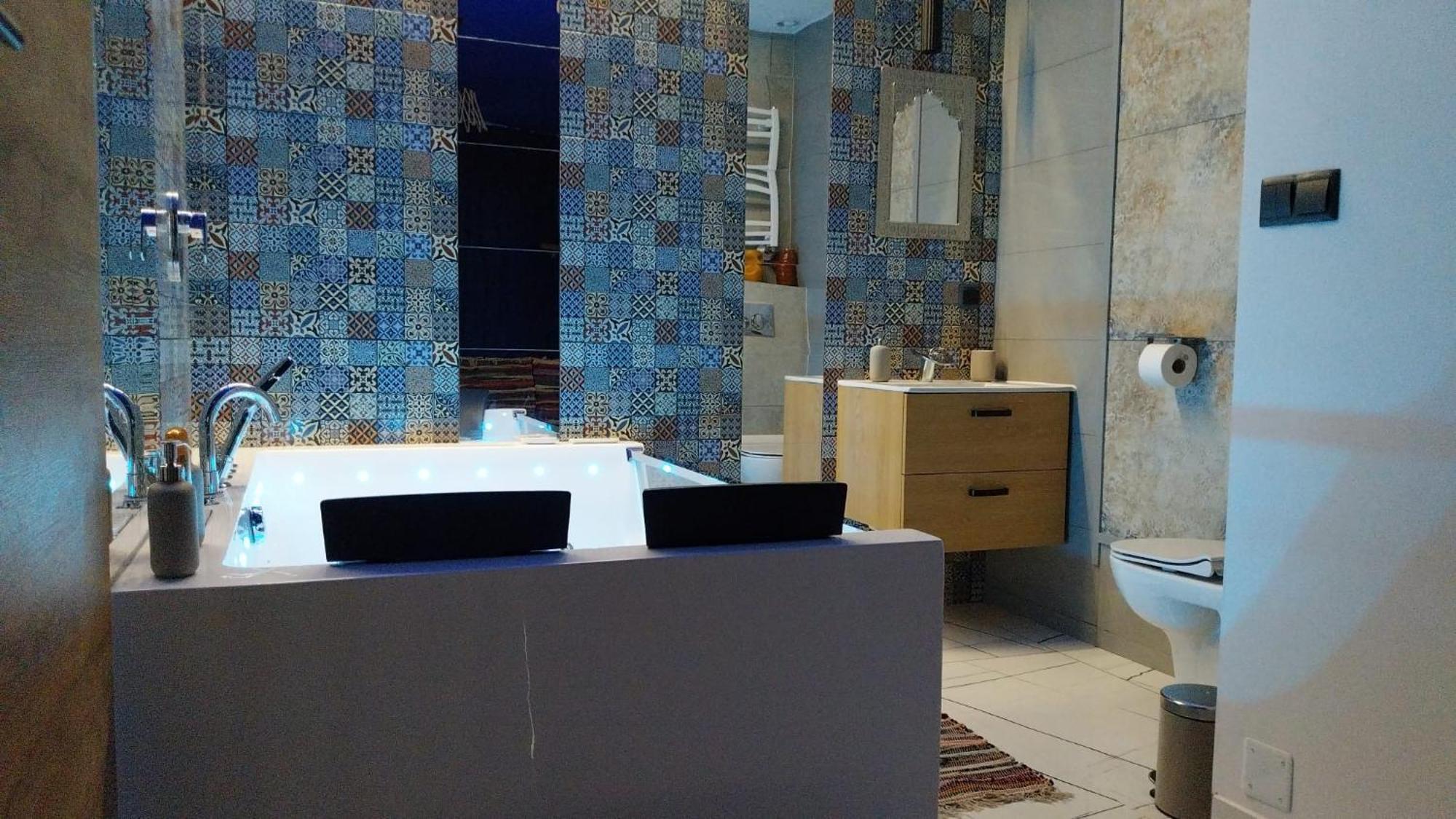 Apartment House: With Jacuzzi, Prosecco & Wellness Facilities Warsaw