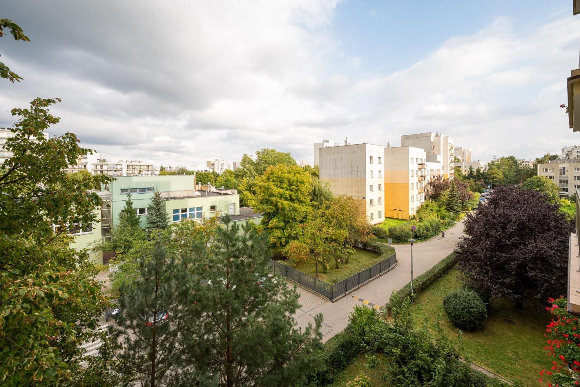 Metro Stoklosy 2-bedroom Apartamento *