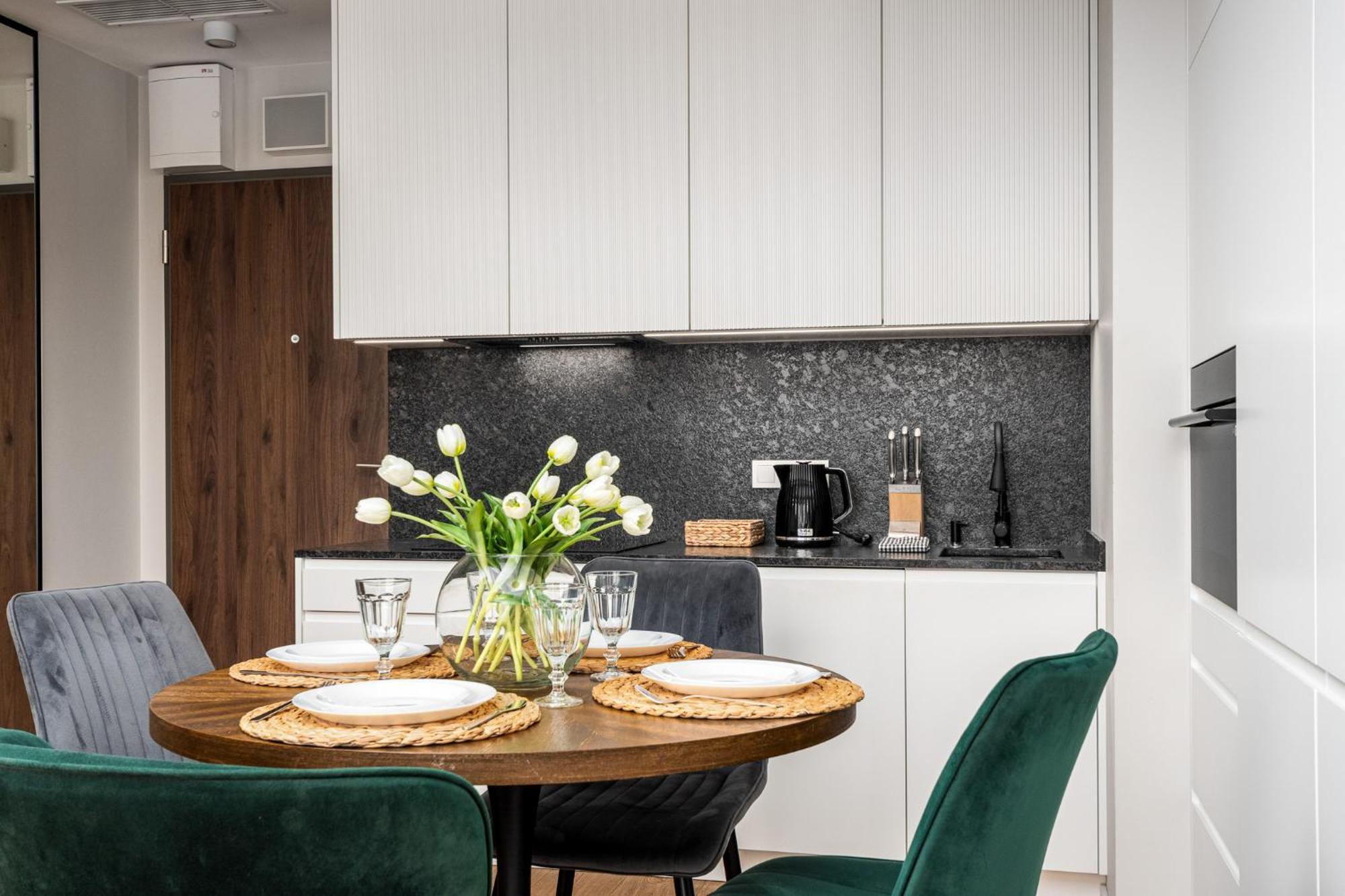 Wola Tower Deluxe Separate Bedroom With Free Garage - By Perfect Apartamento