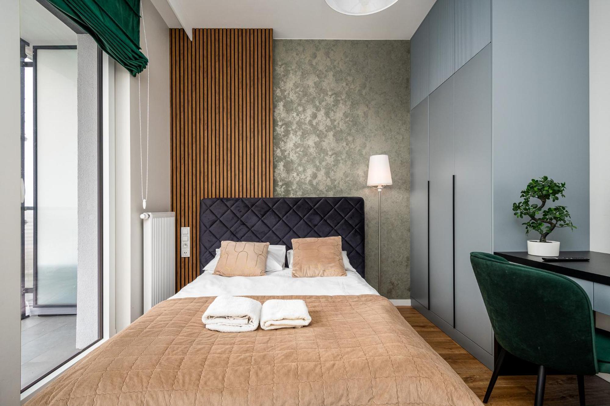 Apartamento Wola Tower Deluxe Separate Bedroom With Free Garage - By Perfect