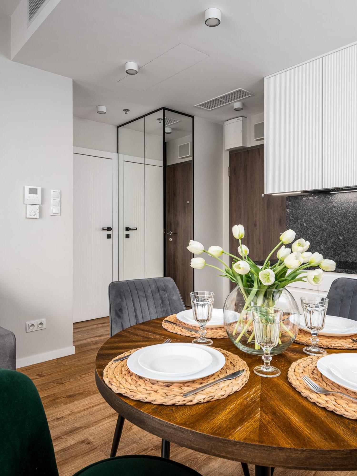 Wola Tower Deluxe Separate Bedroom With Free Garage - By Perfect Apartamento *