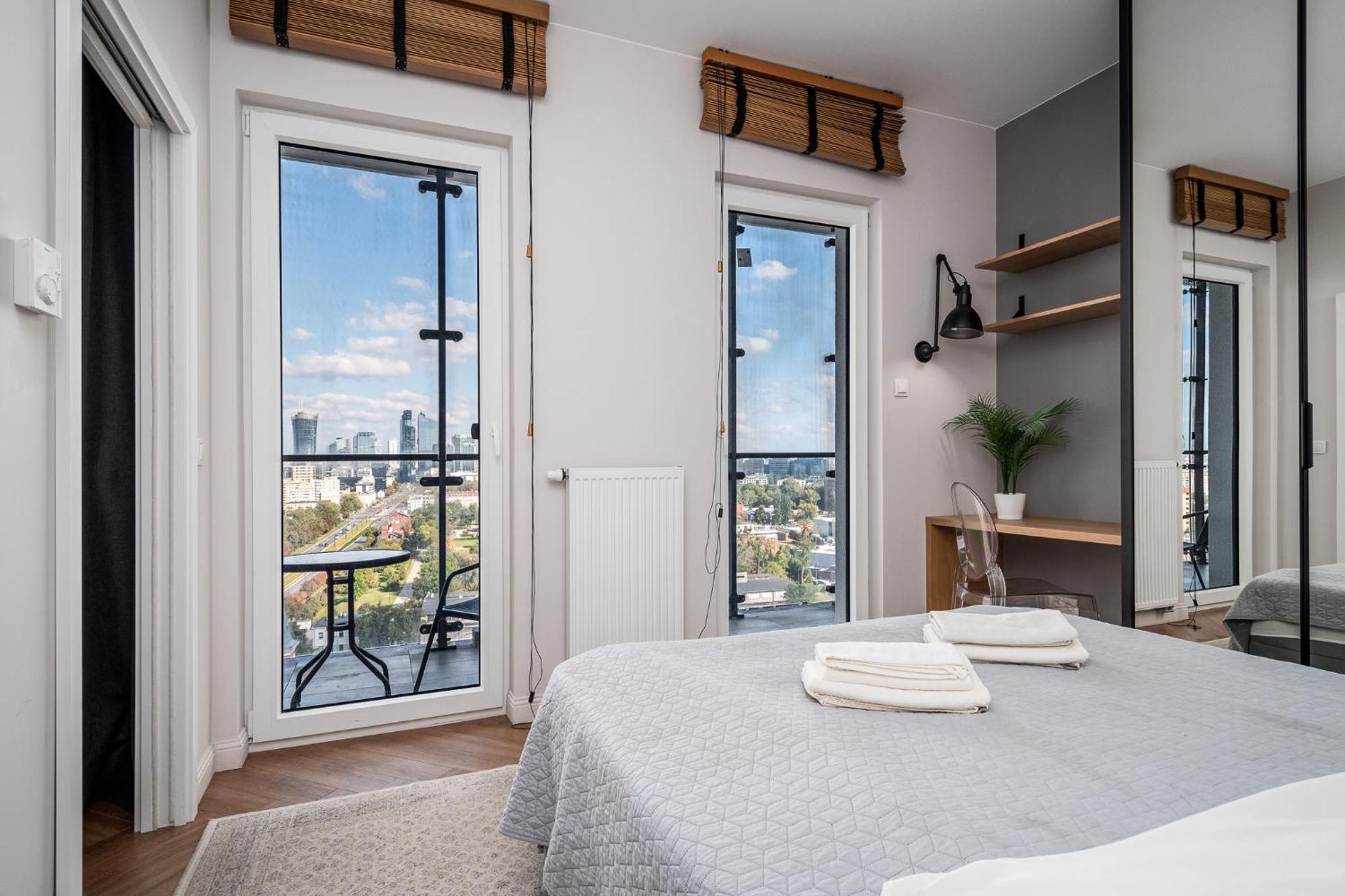 Apartamento Wola Tower Deluxe Separate Bedroom With Free Garage - By Perfect *
