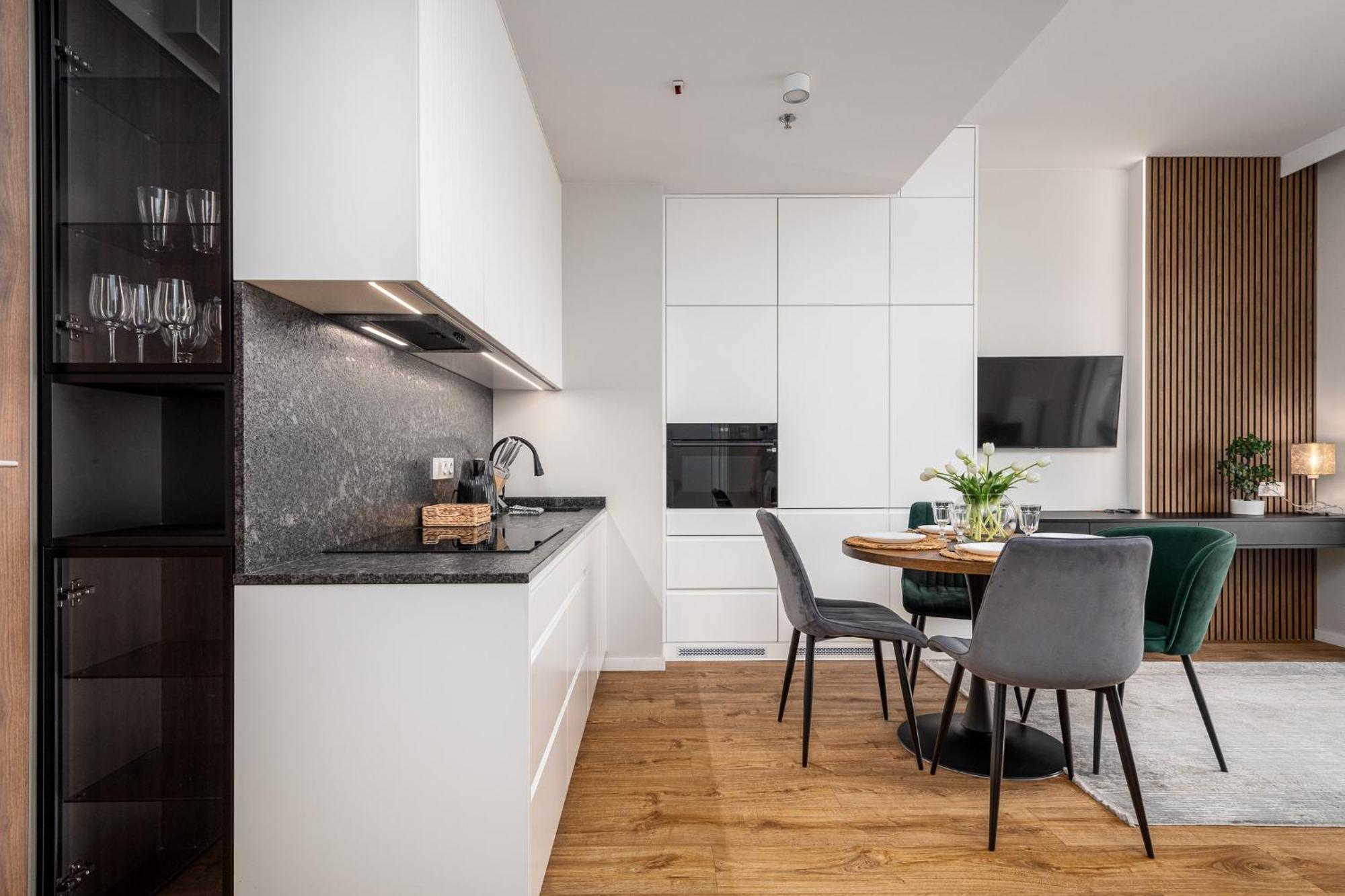 Wola Tower Deluxe Separate Bedroom With Free Garage - By Perfect Apartment Warsaw