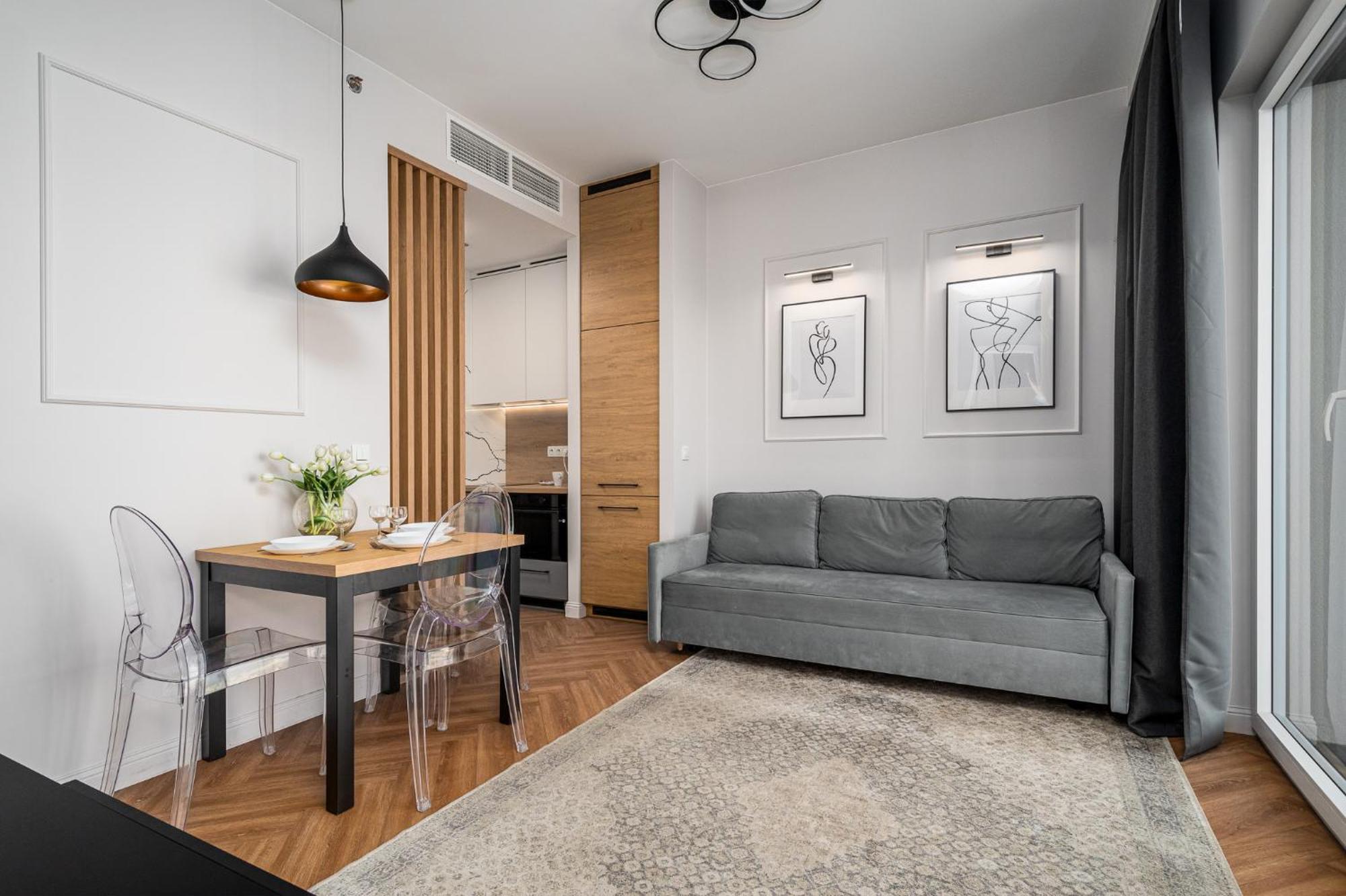 Wola Tower Deluxe Separate Bedroom With Free Garage - By Perfect