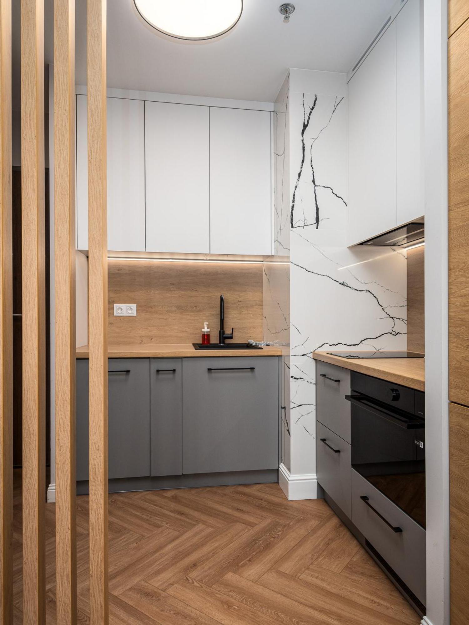 Apartamento Wola Tower Deluxe Separate Bedroom With Free Garage - By Perfect