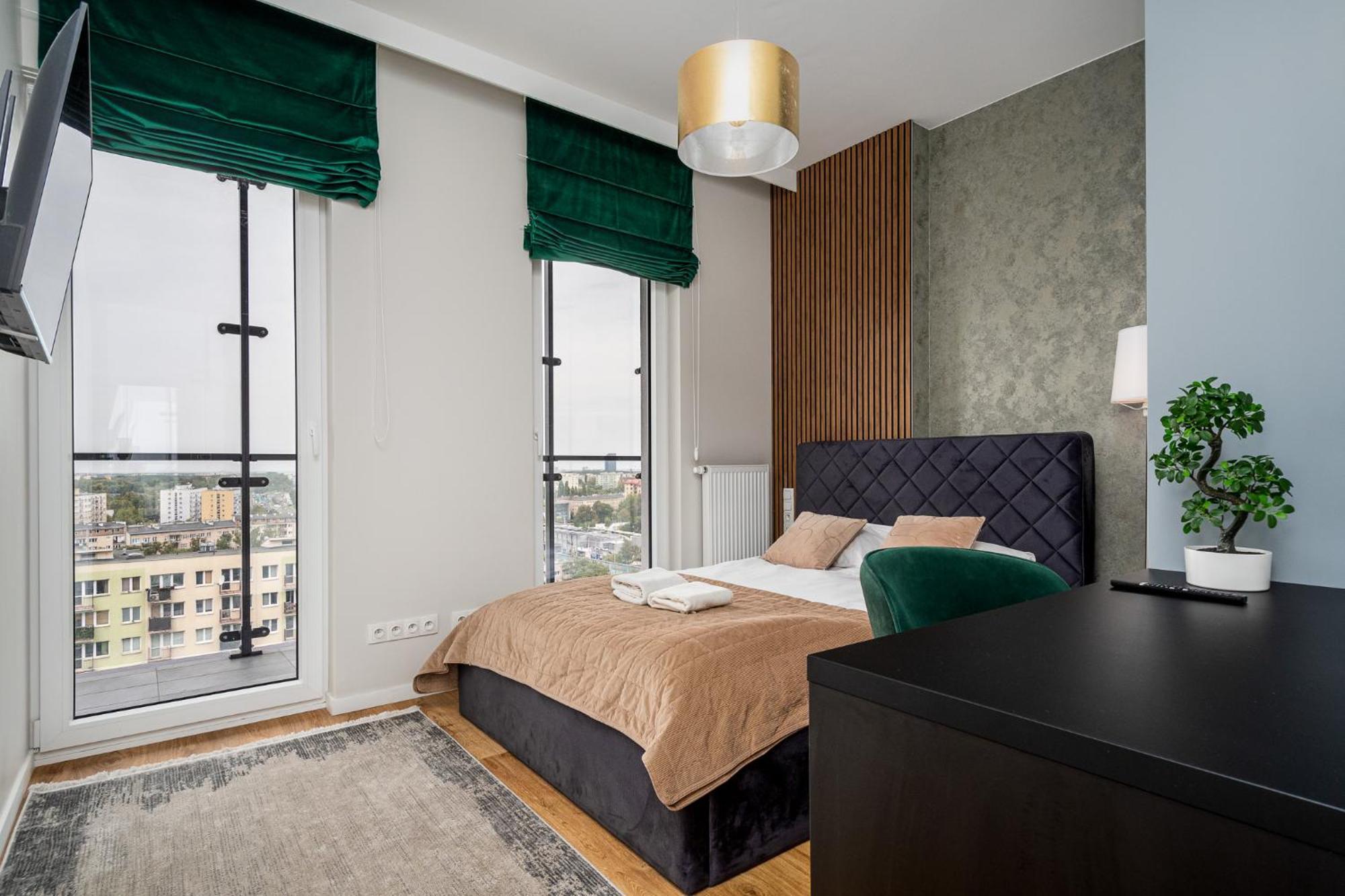 Apartamento Wola Tower Deluxe Separate Bedroom With Free Garage - By Perfect *