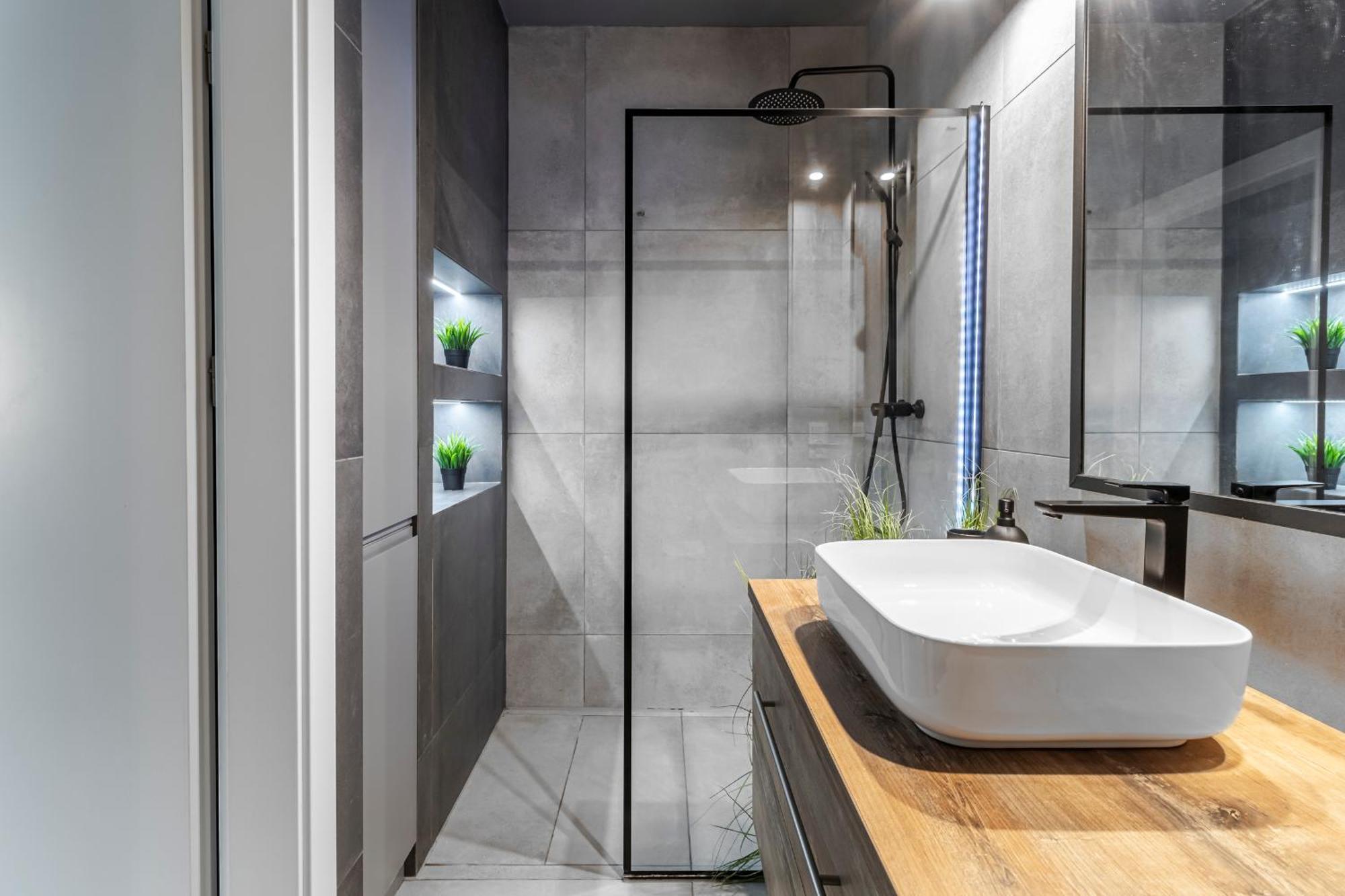 Modern With Spacious Backyard By Matt Apartament