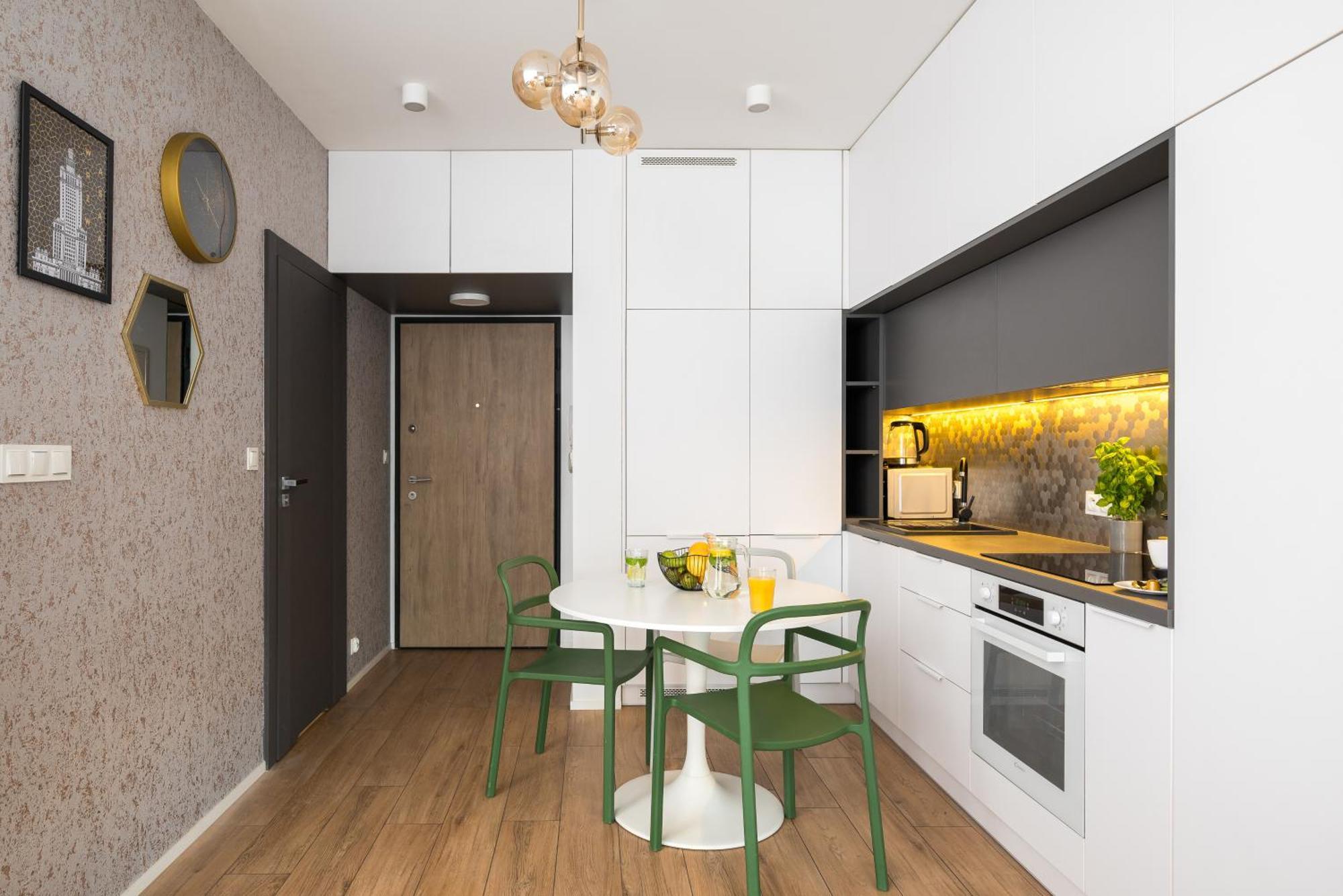Urban Gem With Private Parking, Balcony At Metro Station, Only 10 Min To City Centre Varsóvia